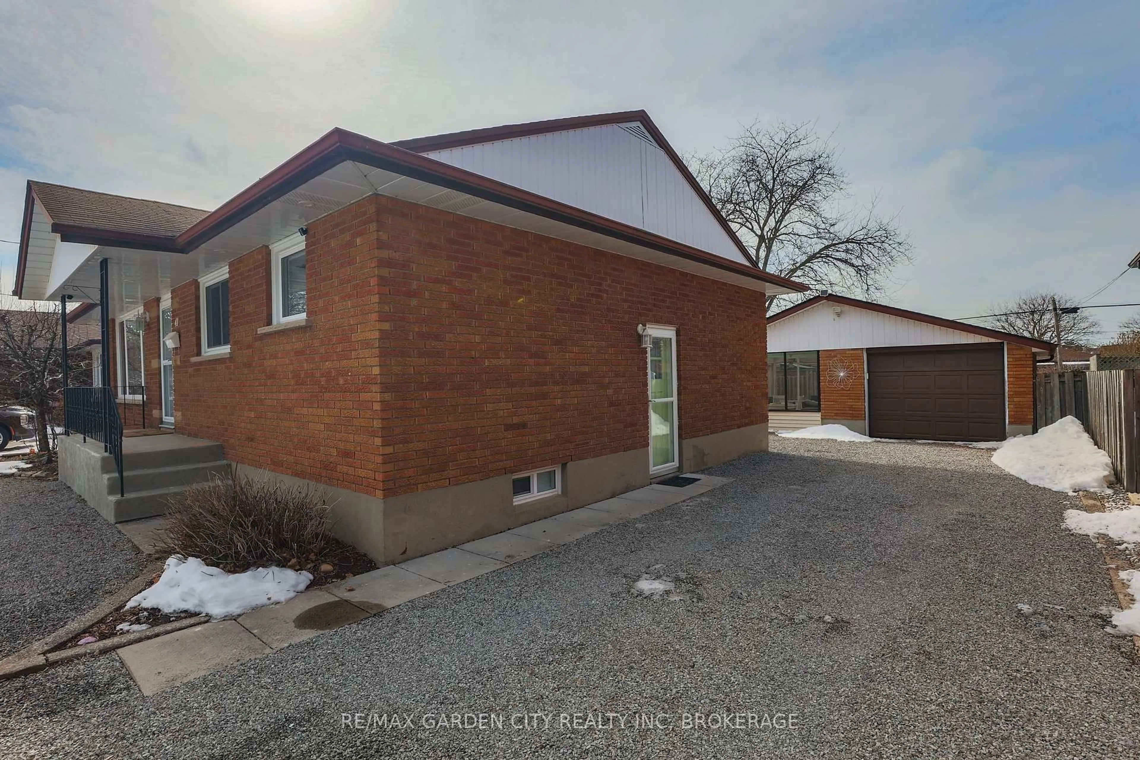 Home with brick exterior material, building for 41 Howard Ave, St. Catharines Ontario L2N 3W8