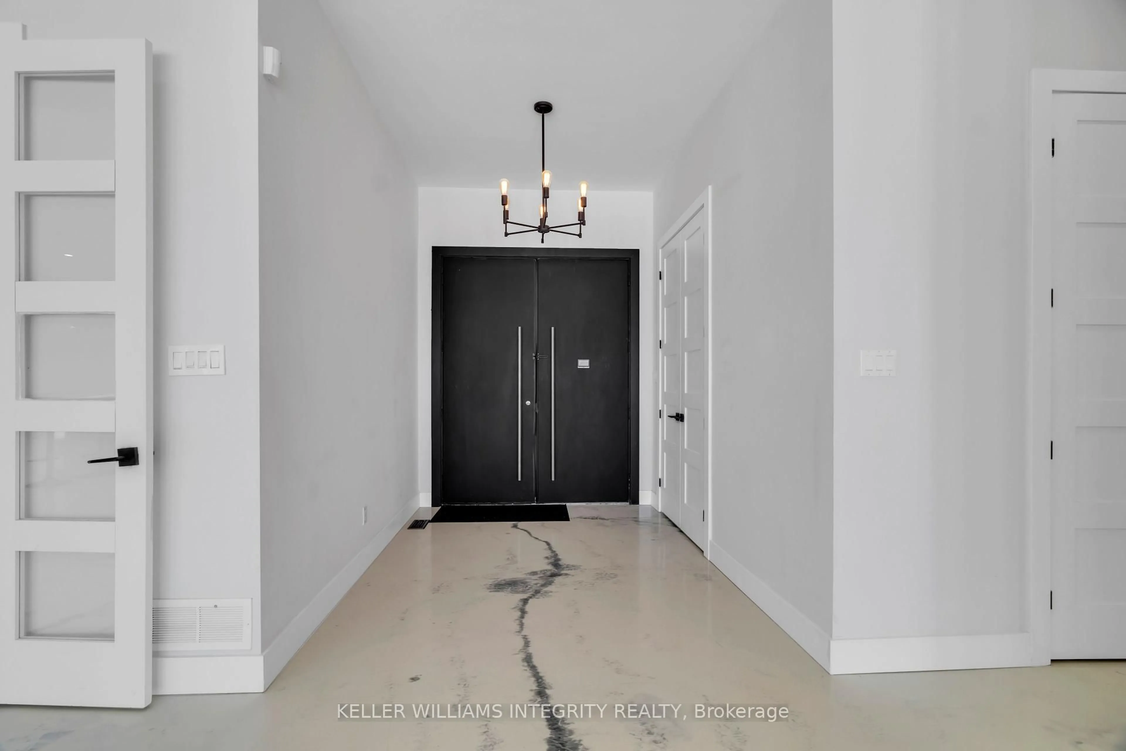 Indoor entryway for 635 Ballycastle Cres, Ottawa Ontario K1X 0A3