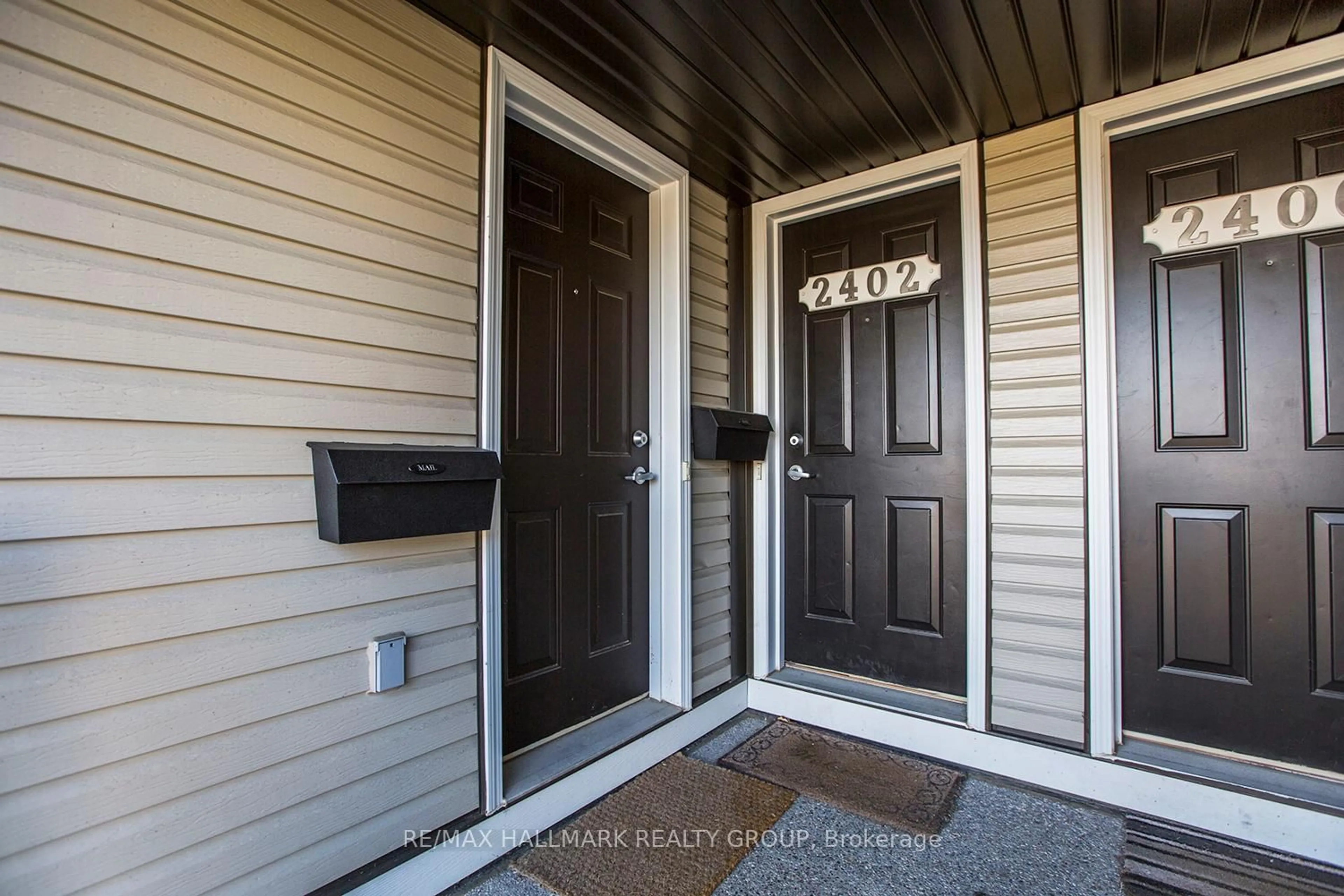 Indoor entryway for 2404 ESPRIT Dr, Ottawa Ontario K4A 0T4