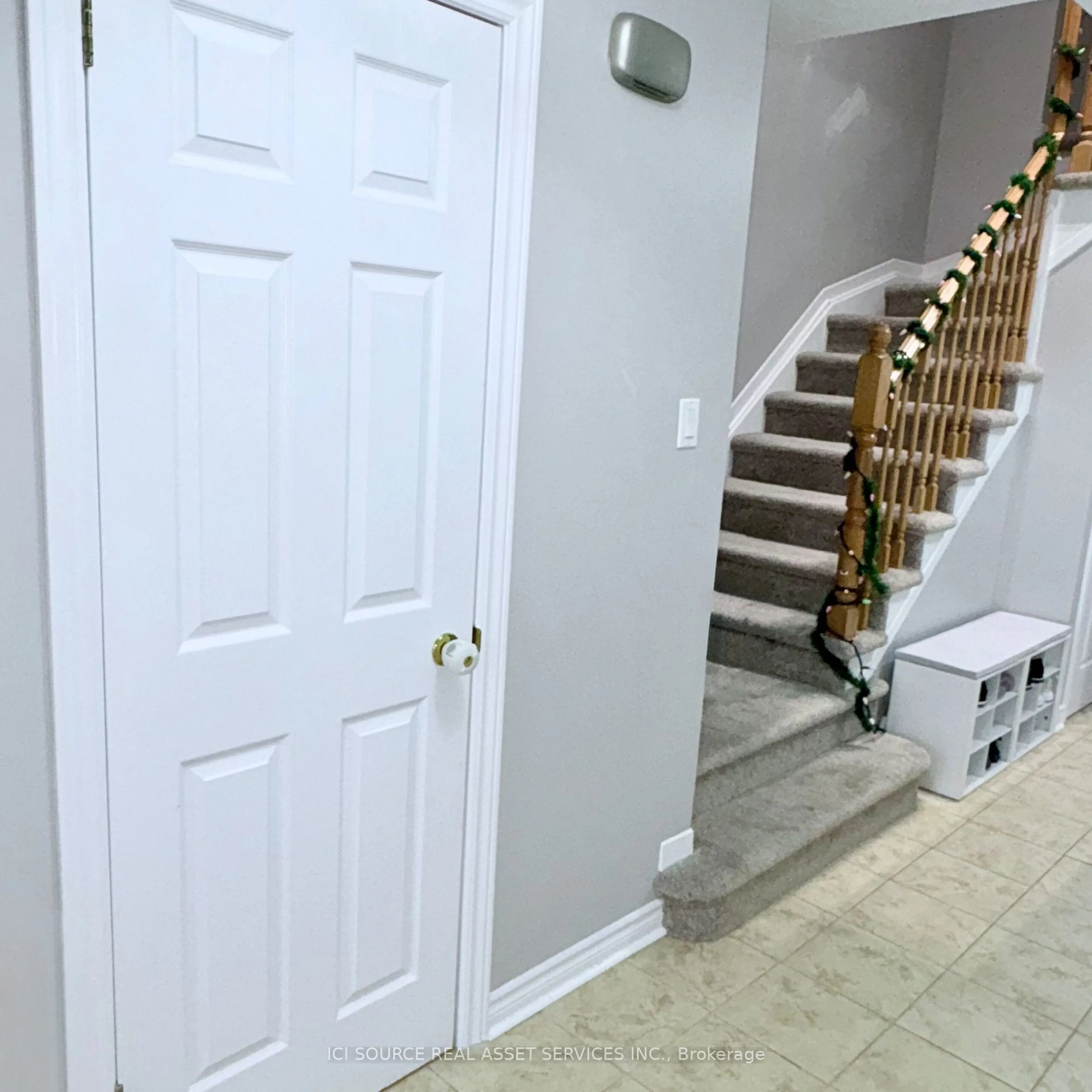 Indoor foyer for 93 Cedarock Dr, Kanata Ontario K2M 2H5