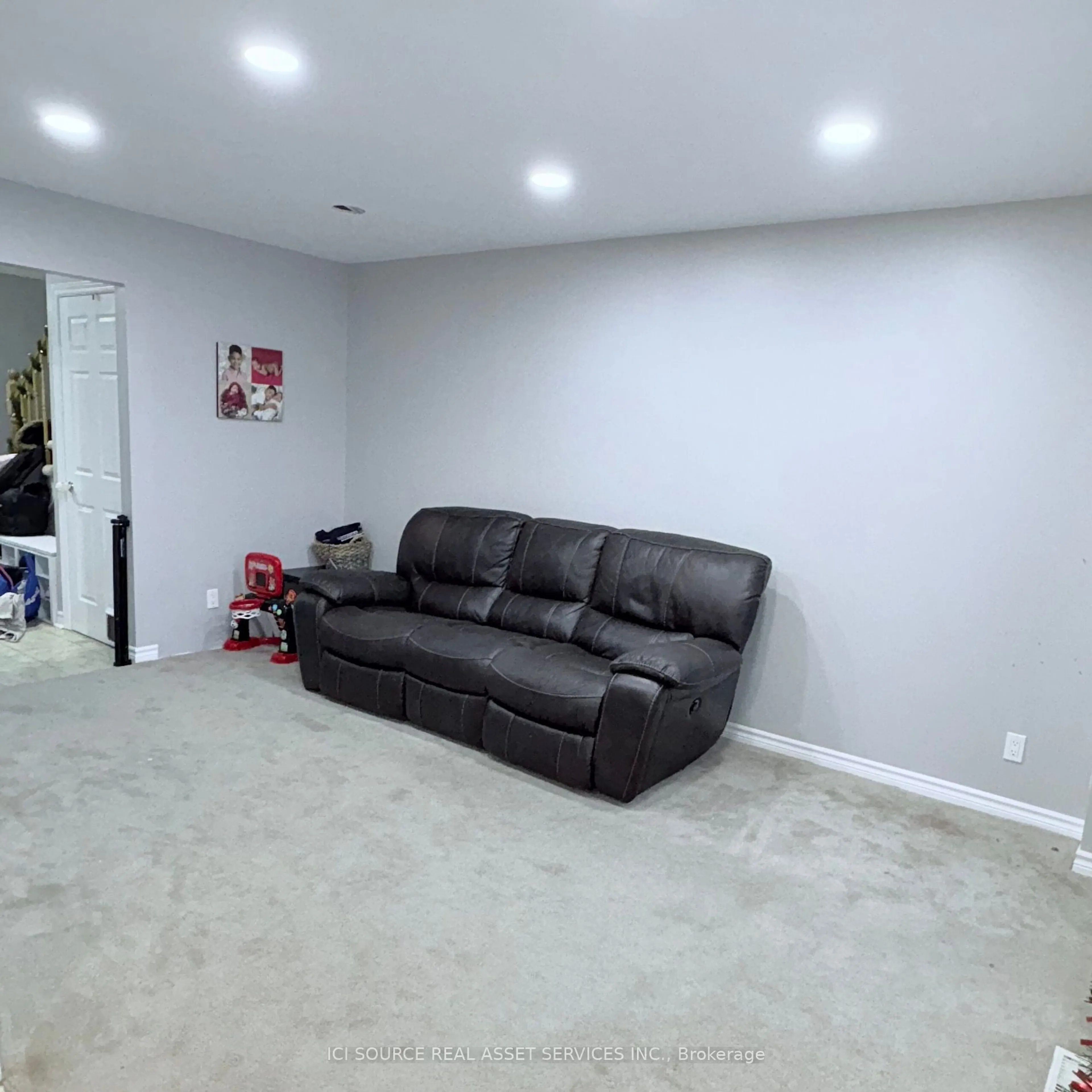 A pic of a room for 93 Cedarock Dr, Kanata Ontario K2M 2H5