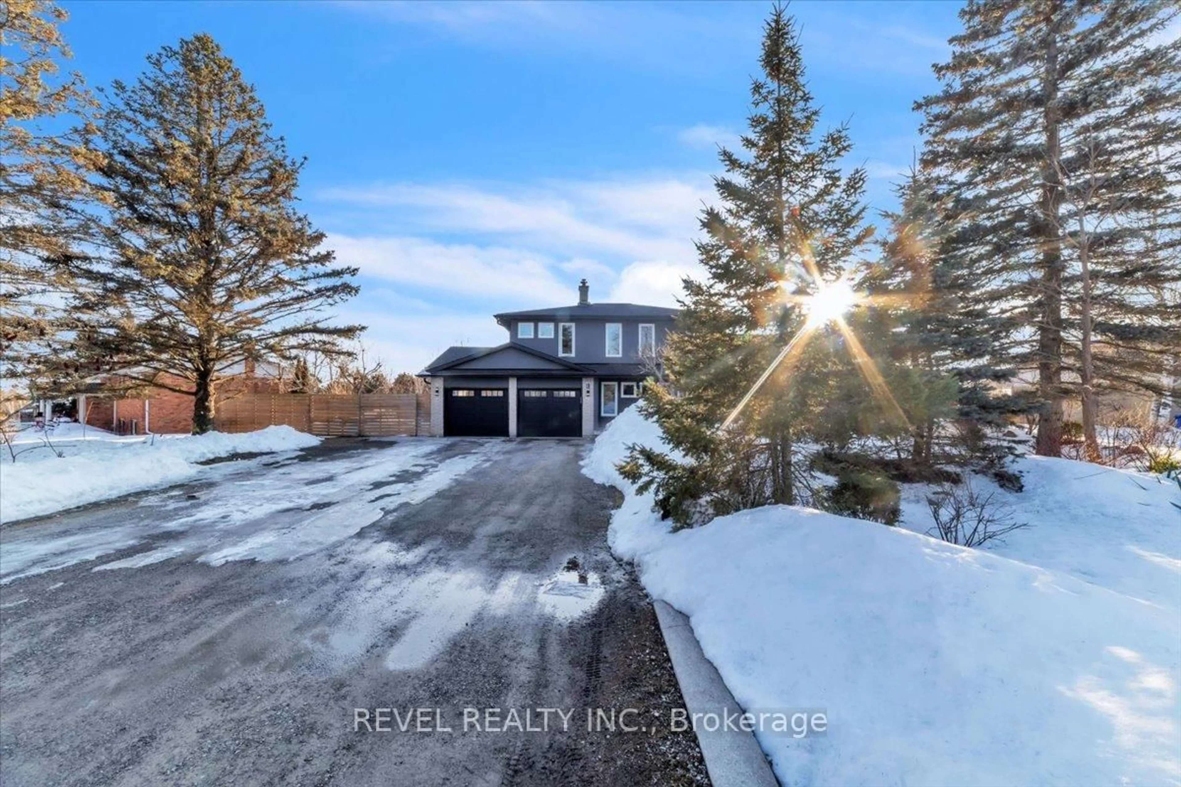 A pic from outside/outdoor area/front of a property/back of a property/a pic from drone, unknown for 13 Ellen St, Hamilton Ontario L8B 0Z5