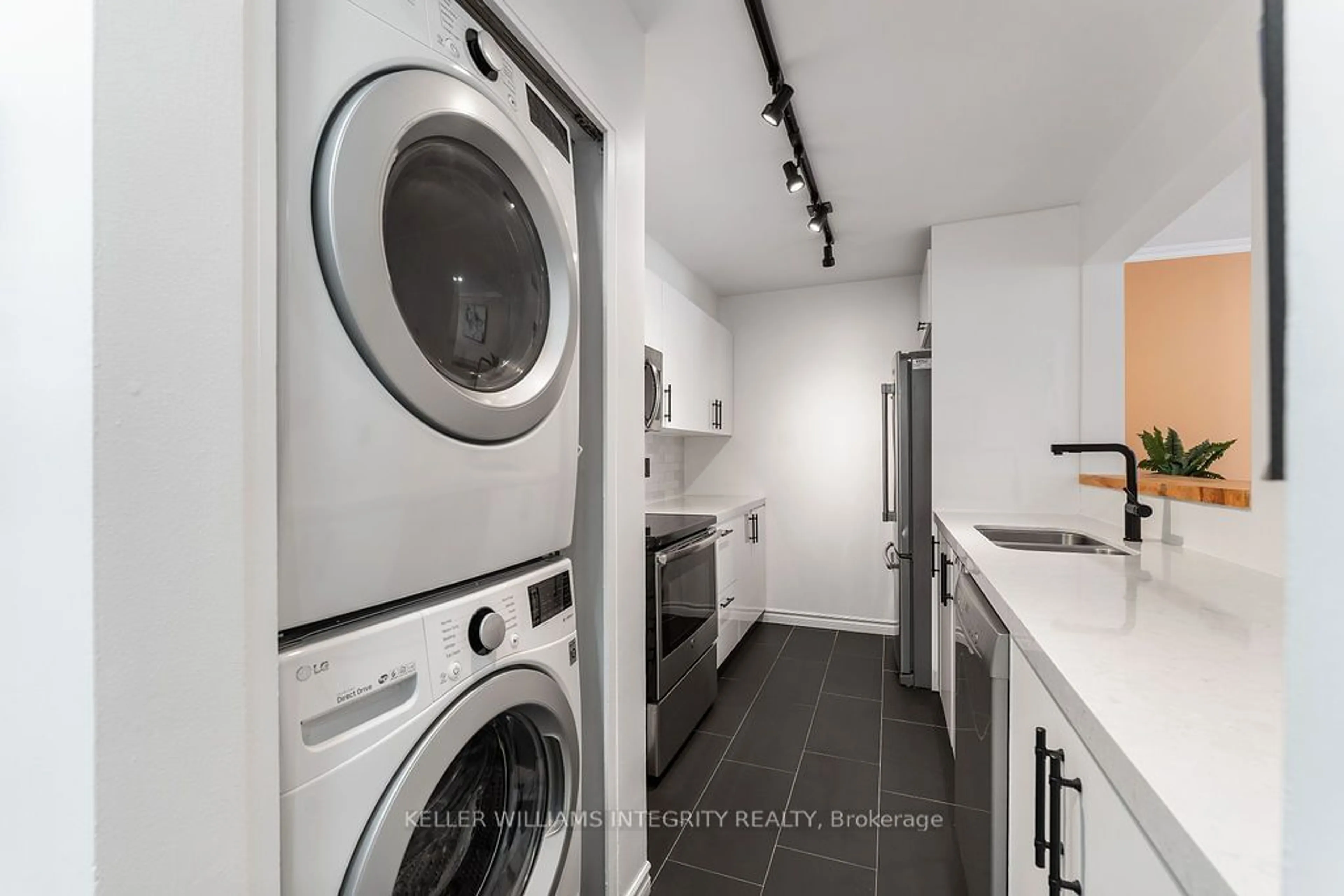 Laundry room for 218 Viewmount Dr #318, Cityview - Parkwoods Hills - Rideau Shore Ontario K2E 7X5