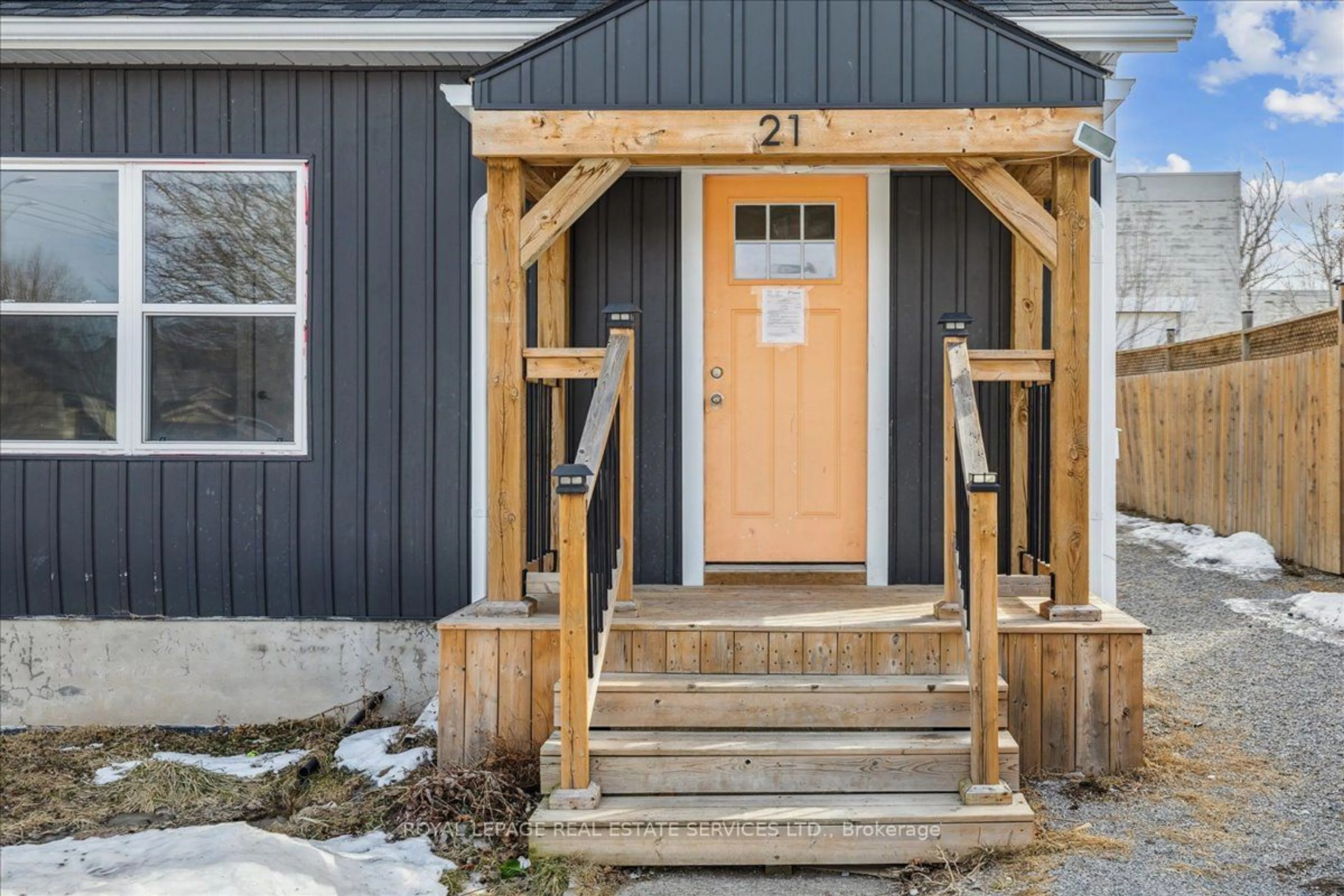 Indoor entryway for 21 Philip St, St. Catharines Ontario L2P 2M7