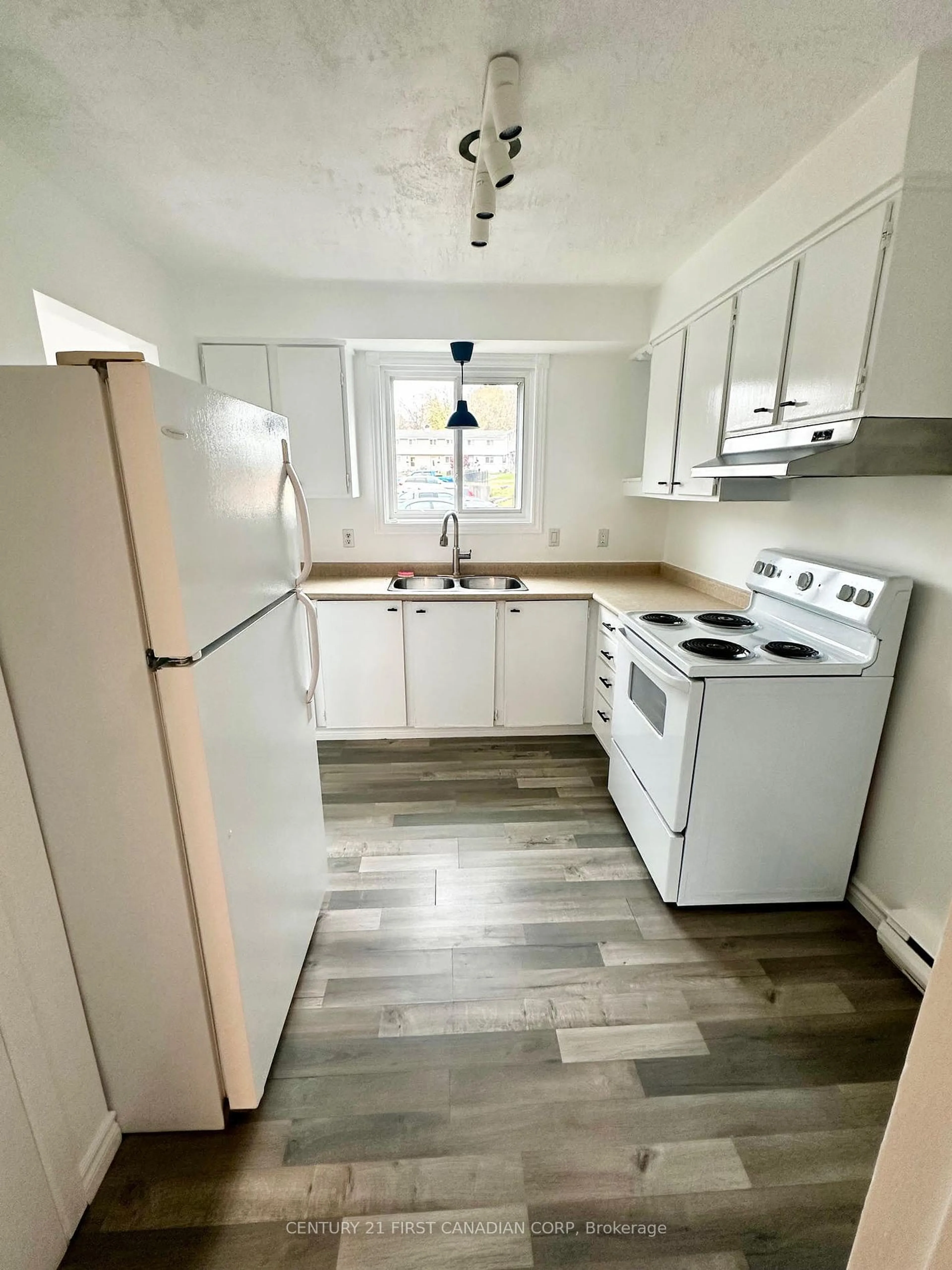 Standard kitchen, unknown for 403 Griffith St, London Ontario N6K 2S3