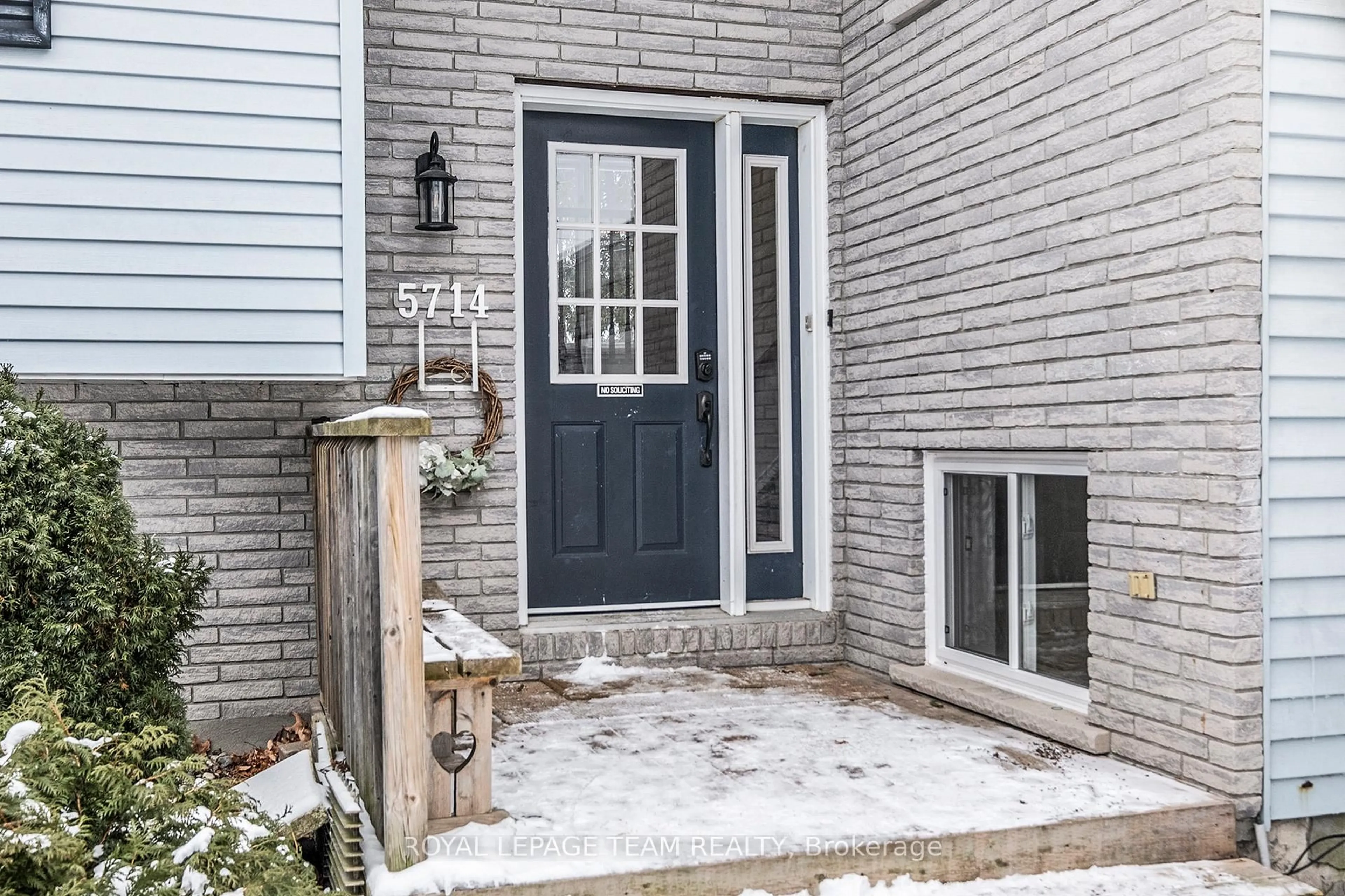 Indoor entryway for 5714 Owen St, Osgoode Ontario K0A 2W0