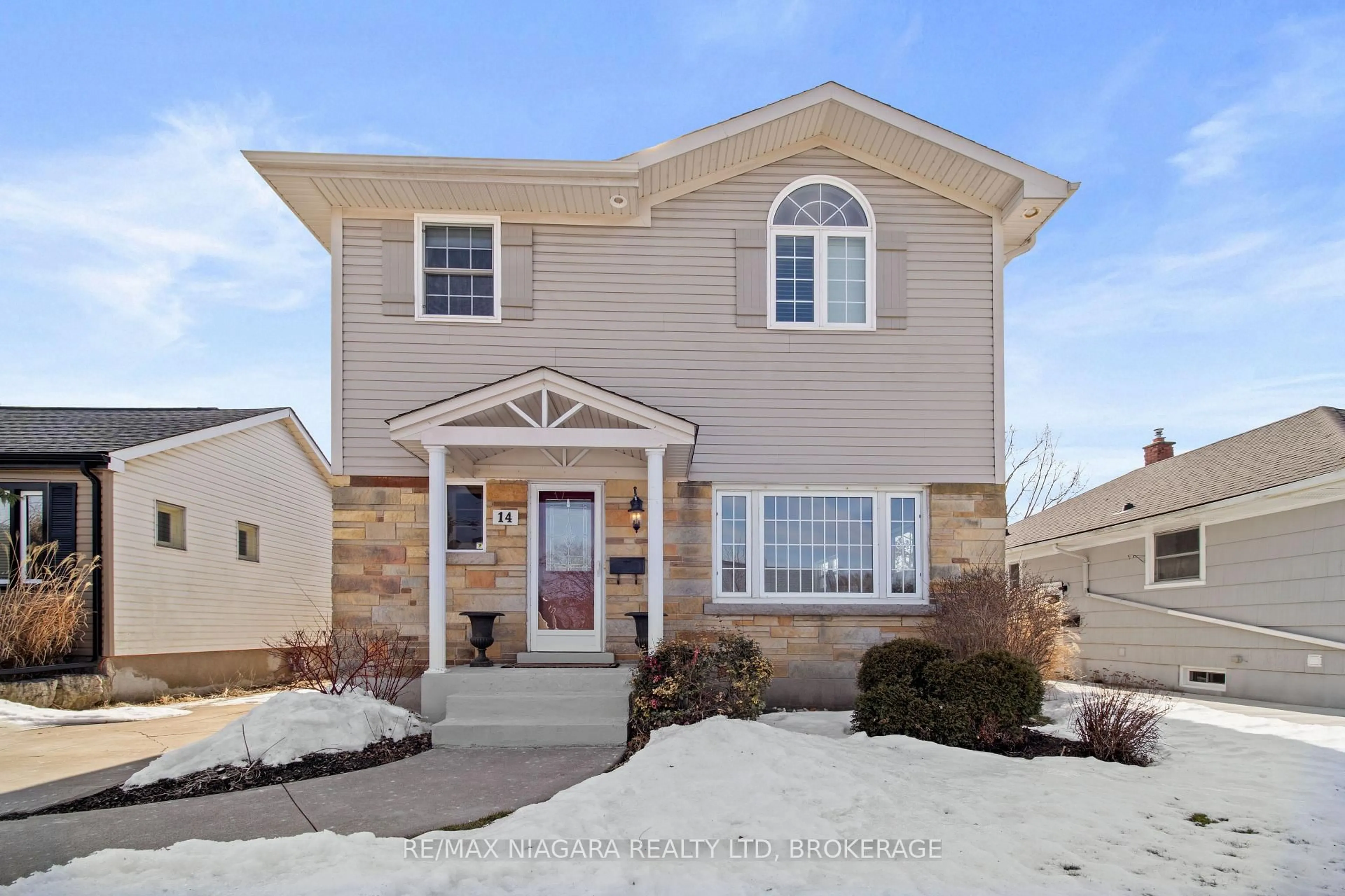 Home with vinyl exterior material, street for 14 CLIFF Rd, St. Catharines Ontario L2R 3W1