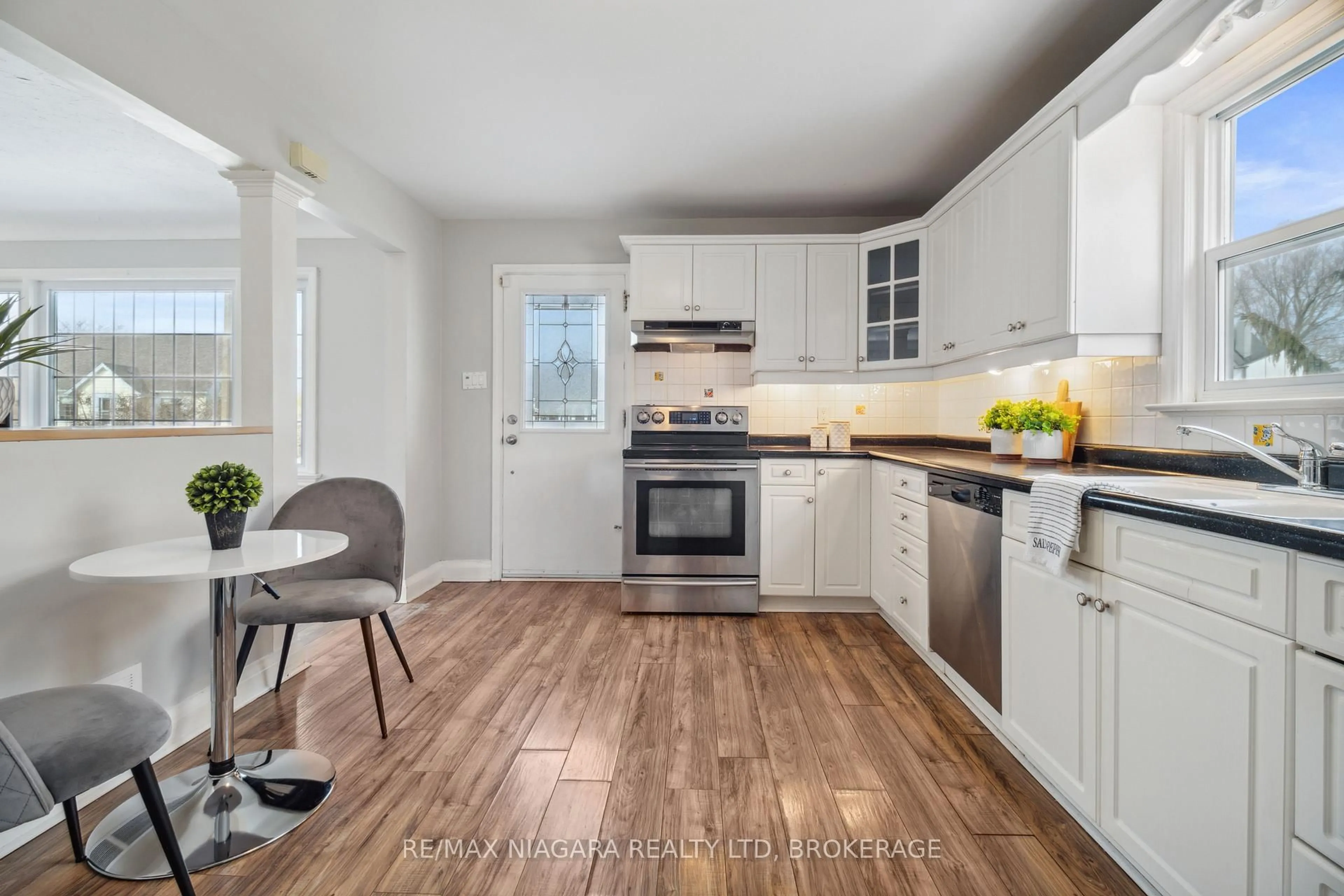 Open concept kitchen, unknown for 14 CLIFF Rd, St. Catharines Ontario L2R 3W1