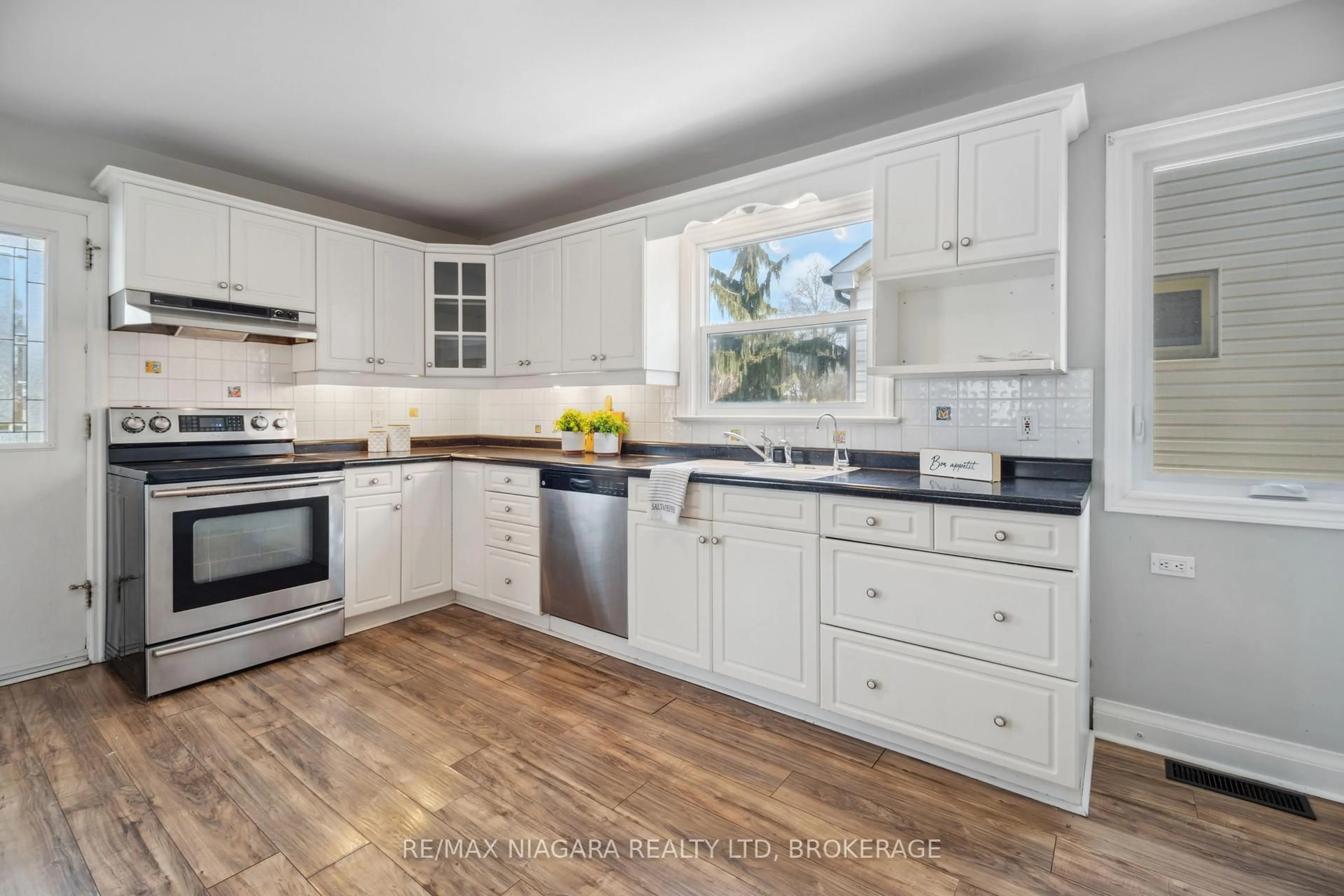 Open concept kitchen, unknown for 14 CLIFF Rd, St. Catharines Ontario L2R 3W1