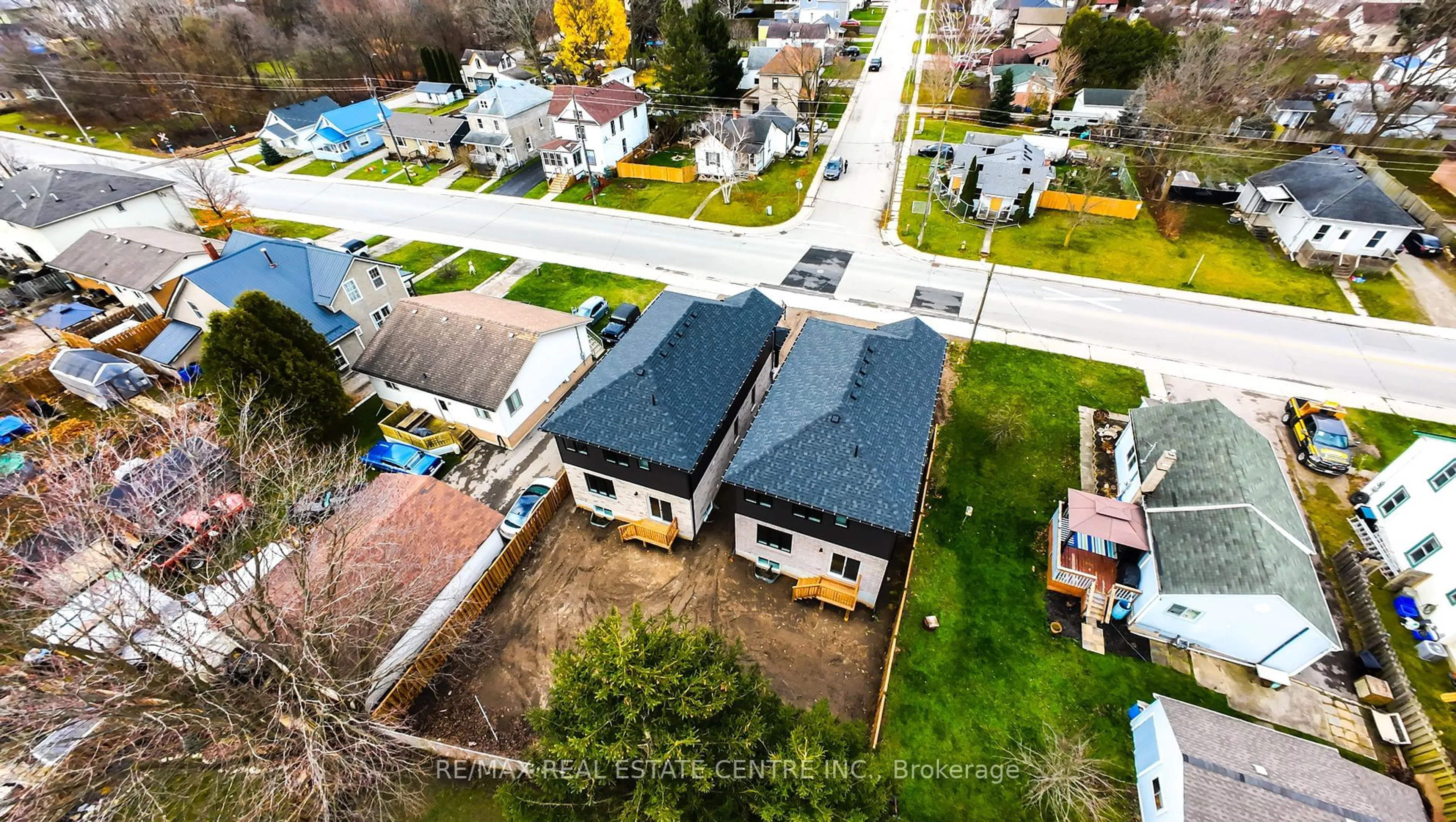 A pic from outside/outdoor area/front of a property/back of a property/a pic from drone, street for 256 King St, Ingersoll Ontario N5C 2K7