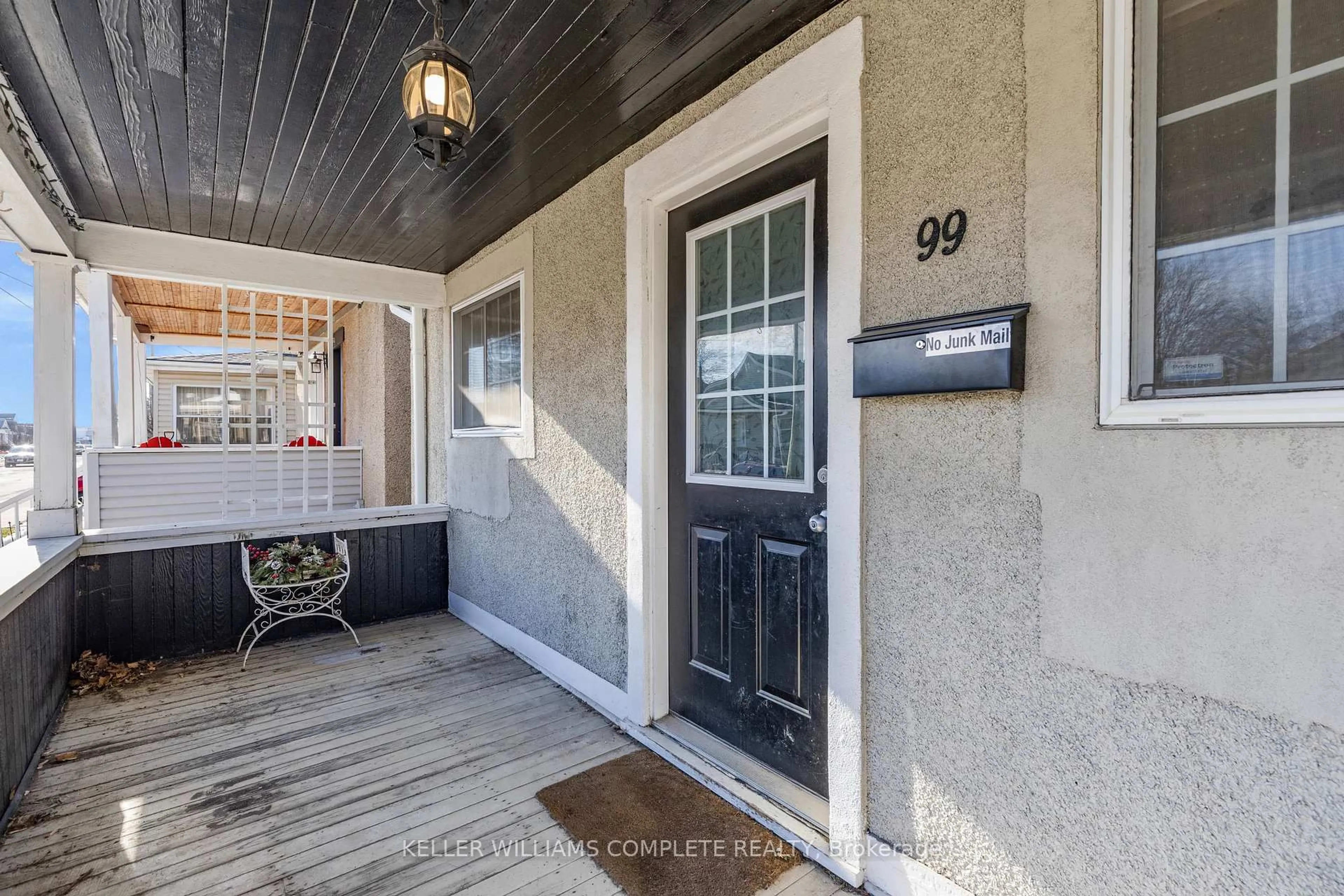 Indoor entryway for 99 Vale Ave, St. Catharines Ontario L2R 1T5