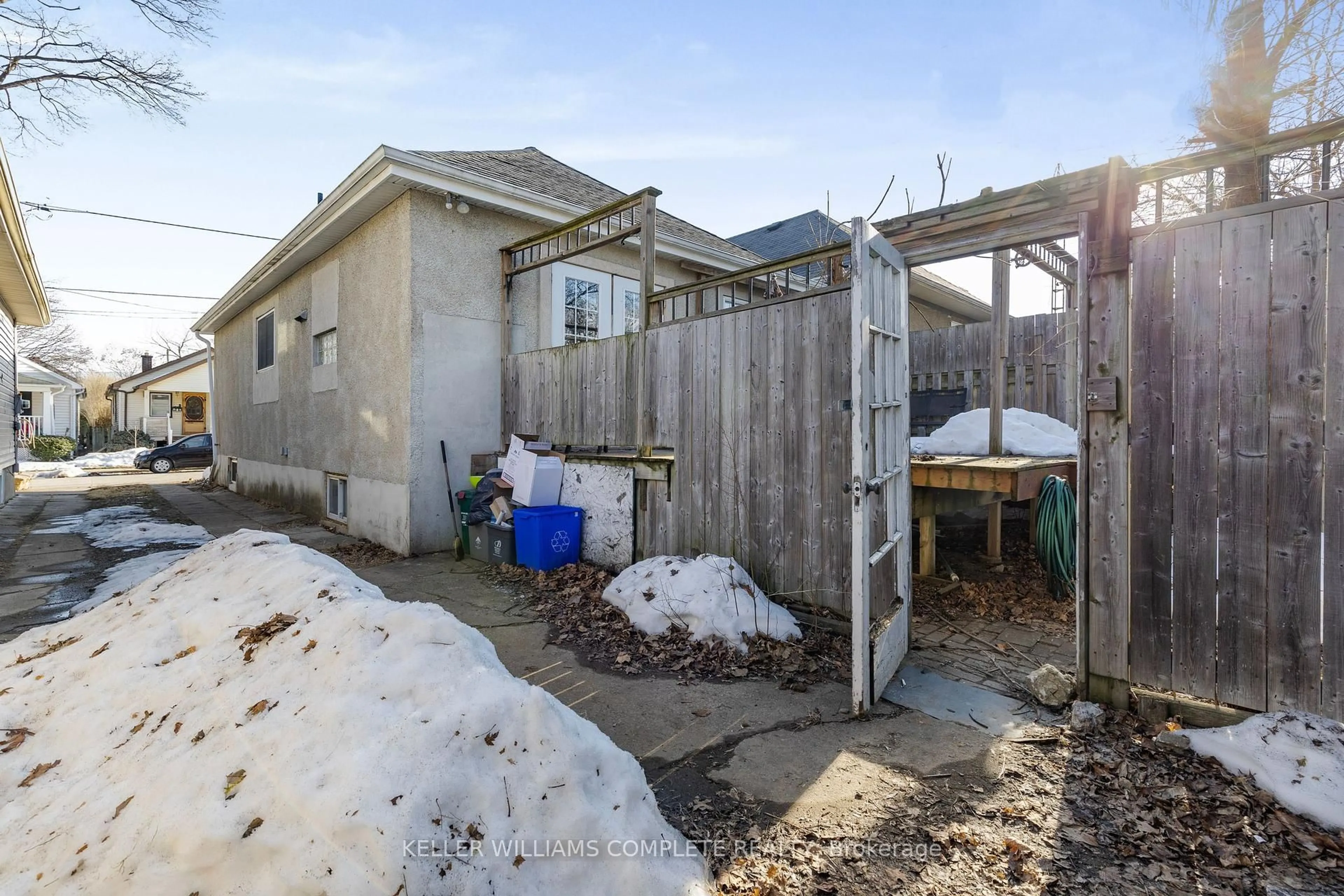 Unknown for 99 Vale Ave, St. Catharines Ontario L2R 1T5