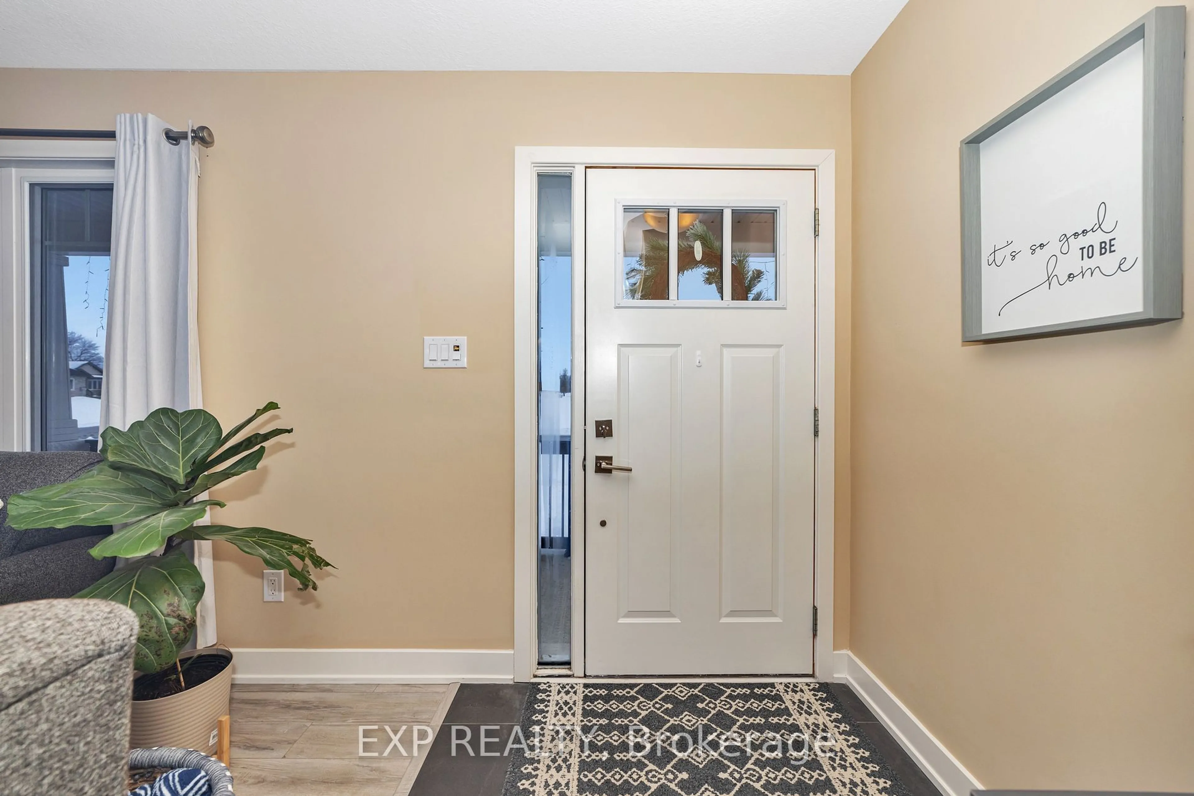 Indoor entryway for 2884 South Nation Way, North Dundas Ontario K0E 1W0