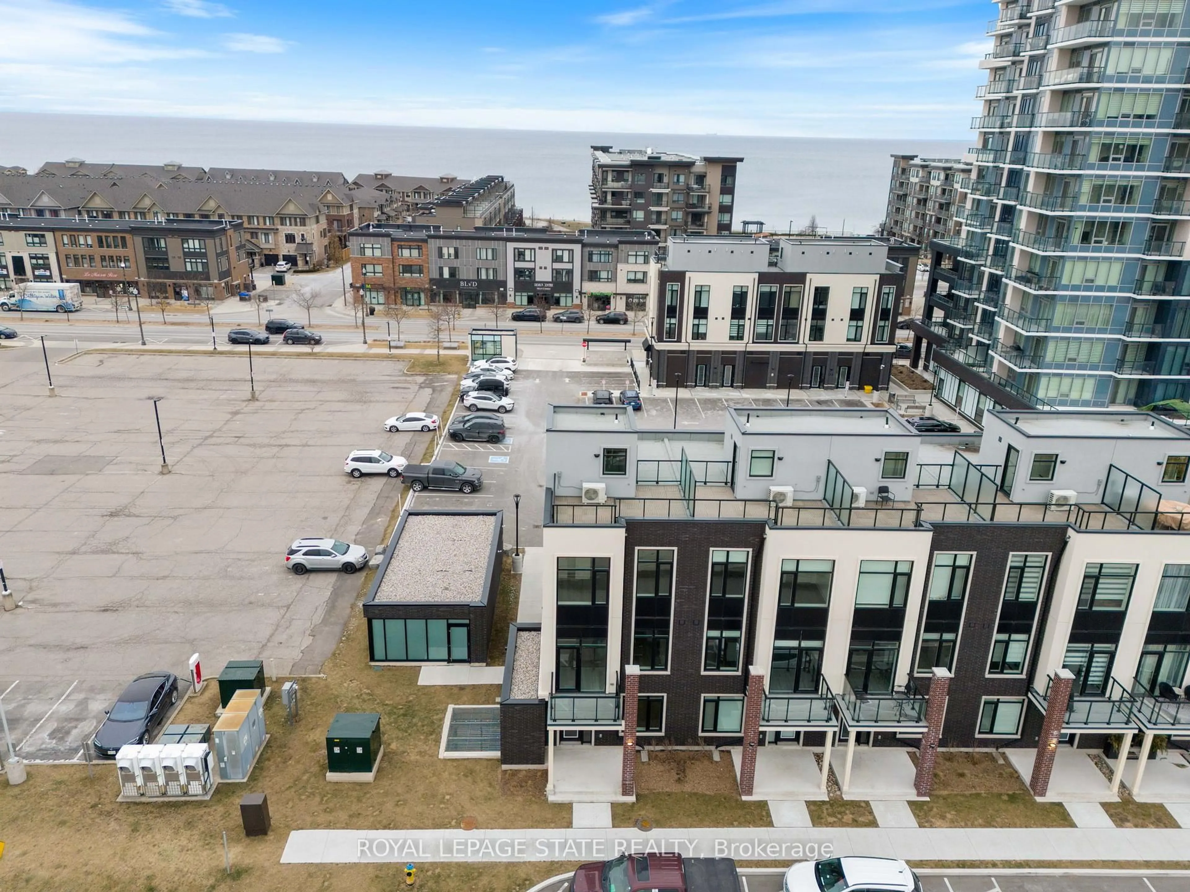 A pic from outside/outdoor area/front of a property/back of a property/a pic from drone, city buildings view from balcony for 50 Windward Dr, Grimsby Ontario L3M 4E8