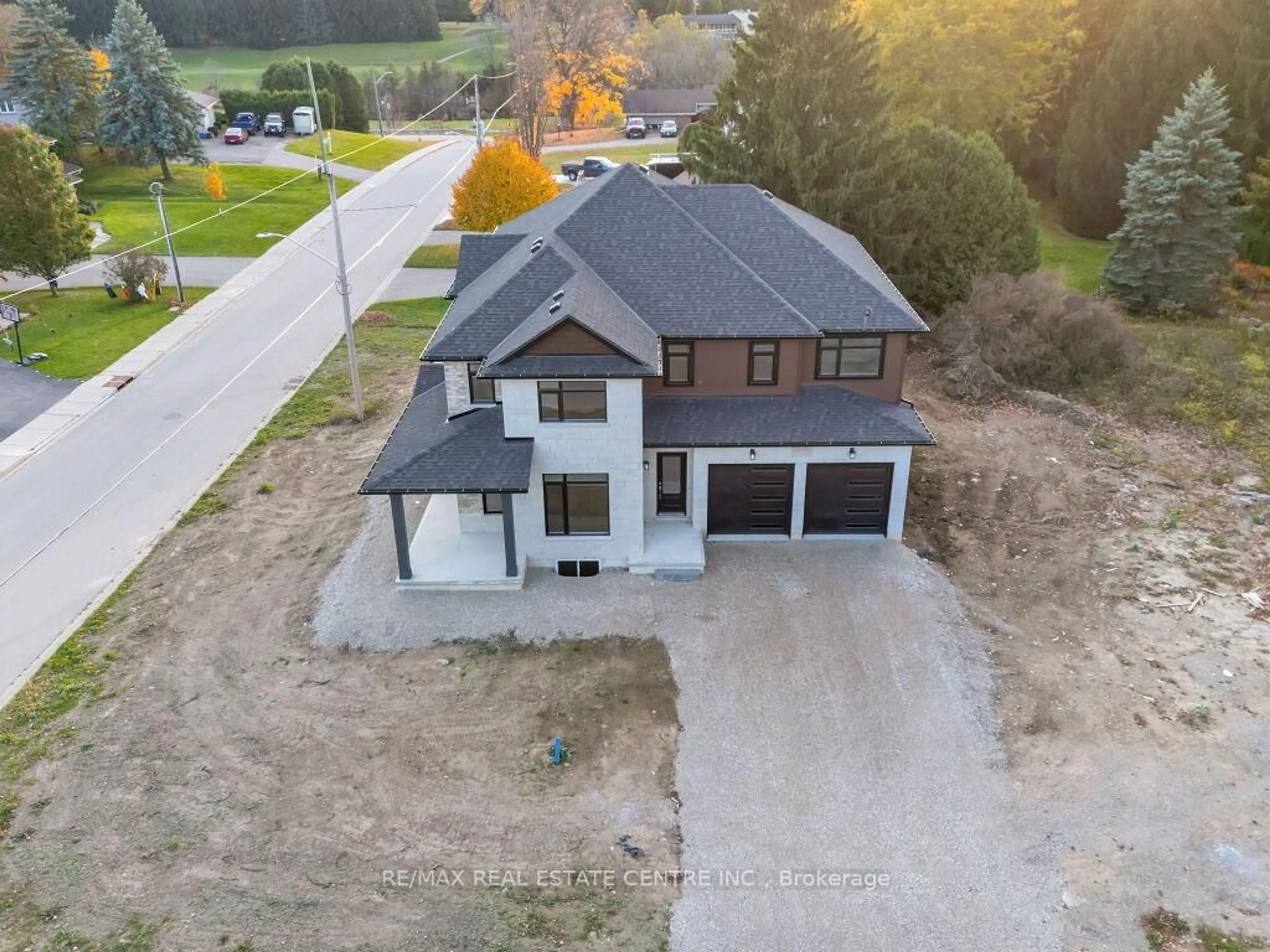 A pic from outside/outdoor area/front of a property/back of a property/a pic from drone, street for 4 Elm St, Ingersoll Ontario N5C 1R8