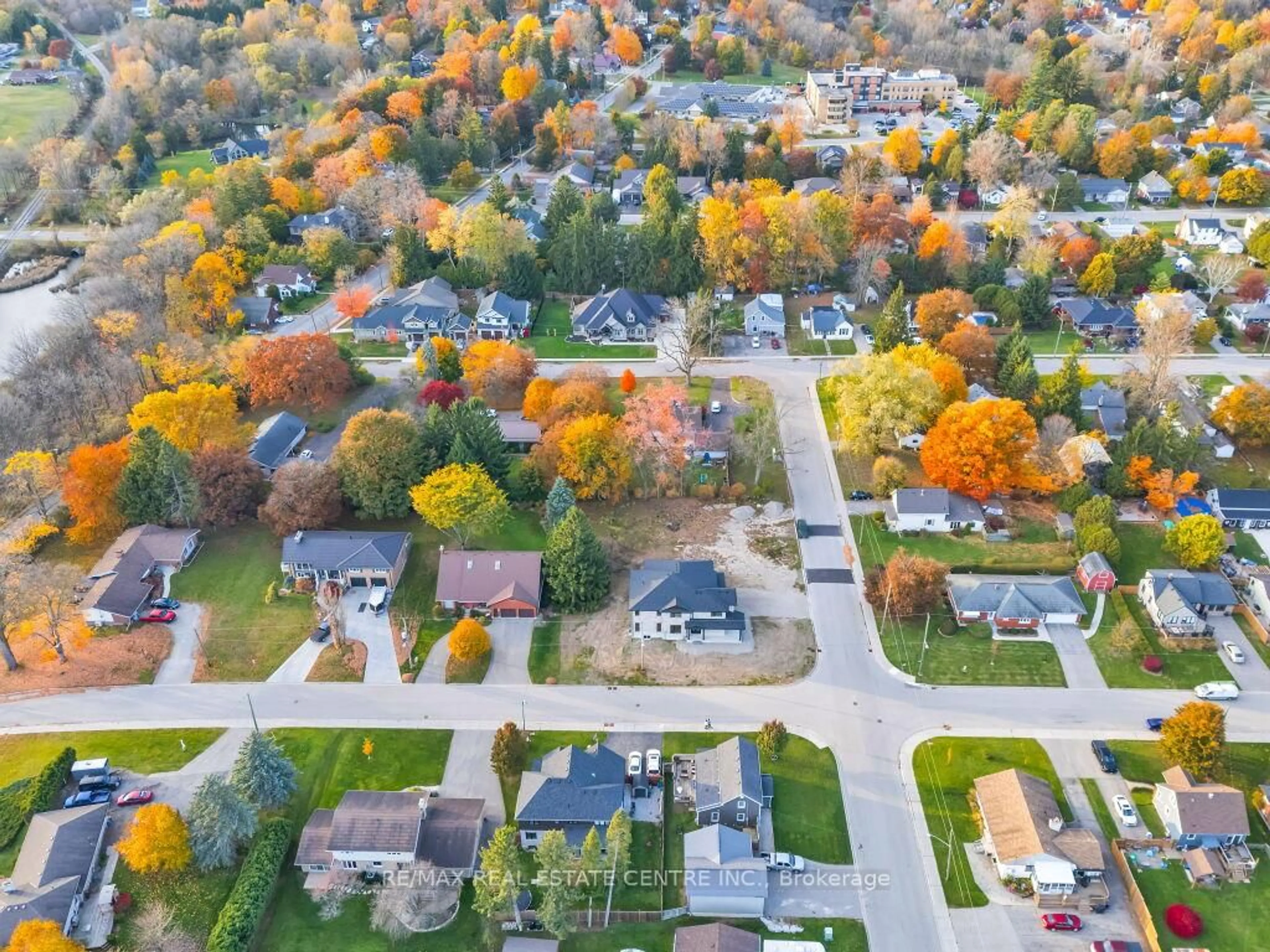 A pic from outside/outdoor area/front of a property/back of a property/a pic from drone, street for 4 Elm St, Ingersoll Ontario N5C 1R8