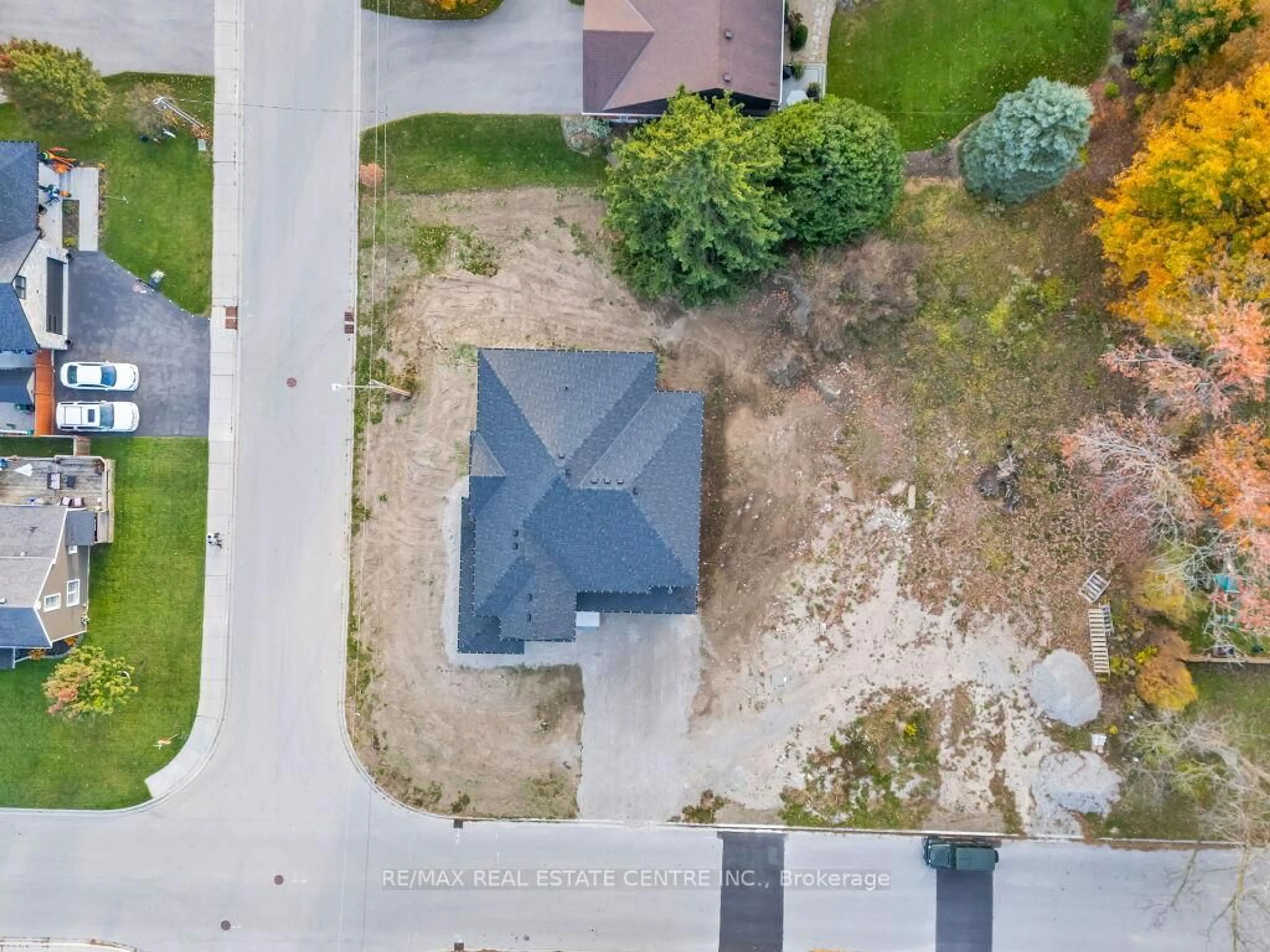 A pic from outside/outdoor area/front of a property/back of a property/a pic from drone, street for 4 Elm St, Ingersoll Ontario N5C 1R8