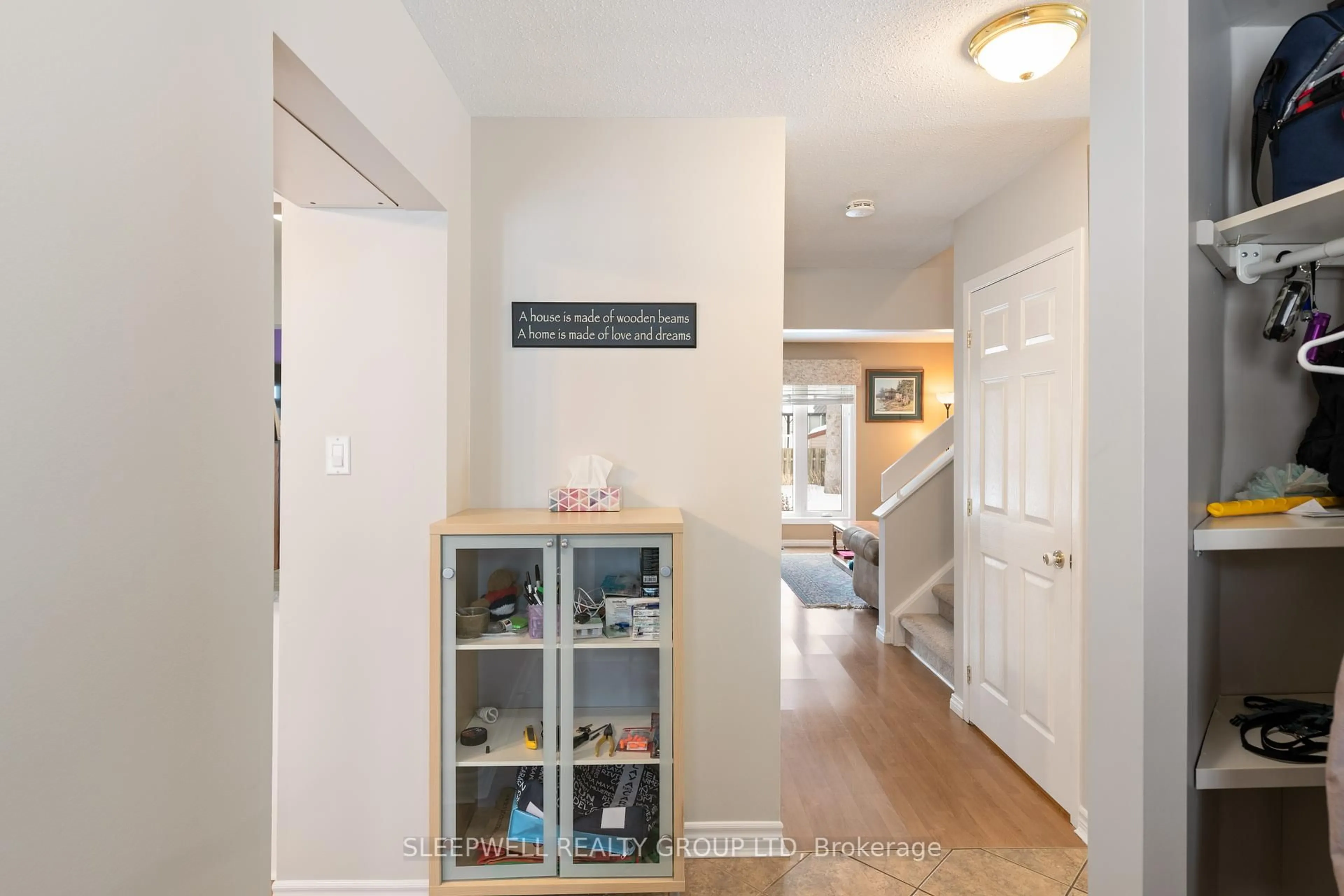 Indoor entryway for 7 Rickey Pl, Kanata Ontario K2L 2E2