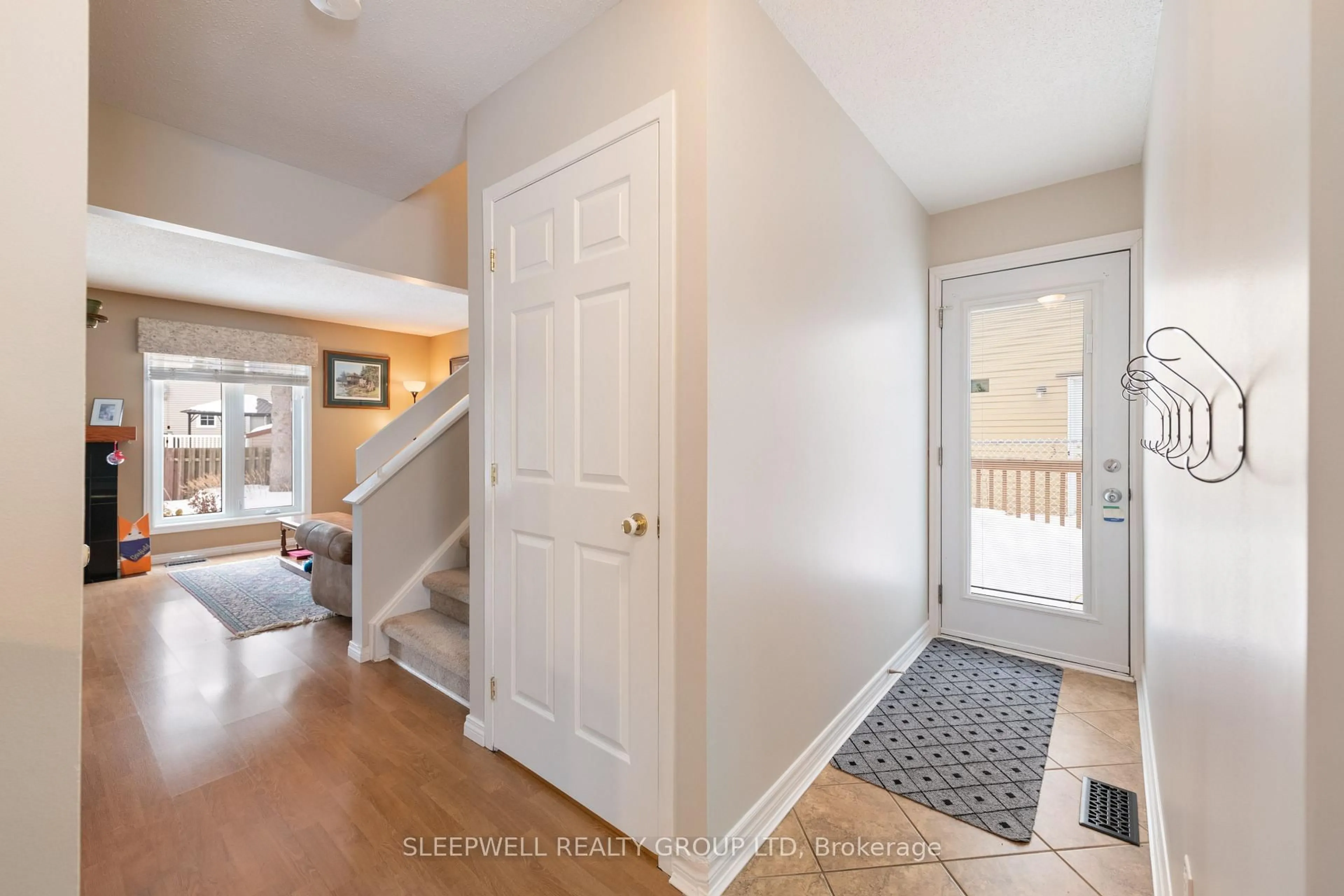 Indoor entryway for 7 Rickey Pl, Kanata Ontario K2L 2E2