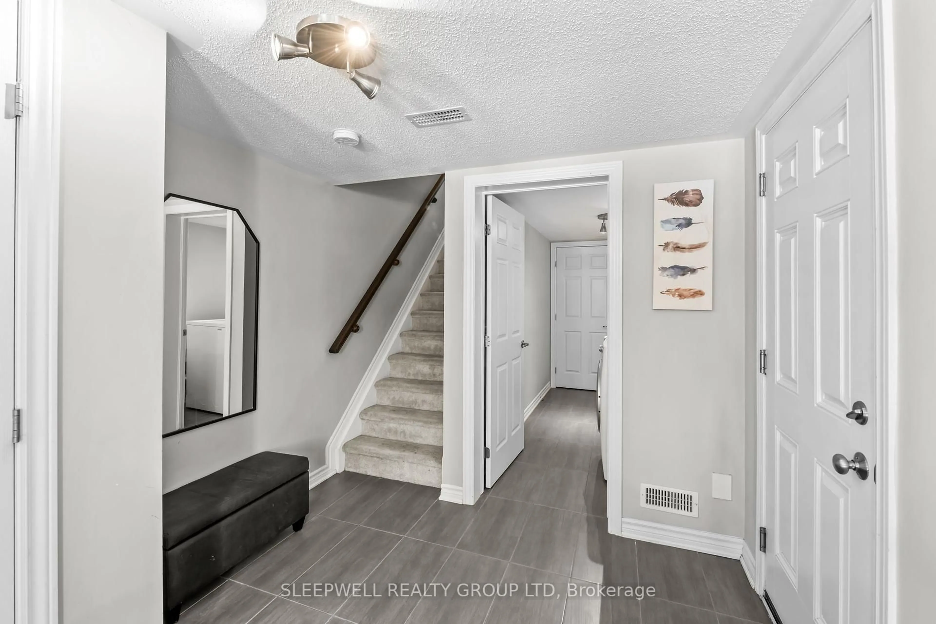 Indoor entryway for 148 Grenadine St, Stittsville - Munster - Richmond Ontario K2S 1B9