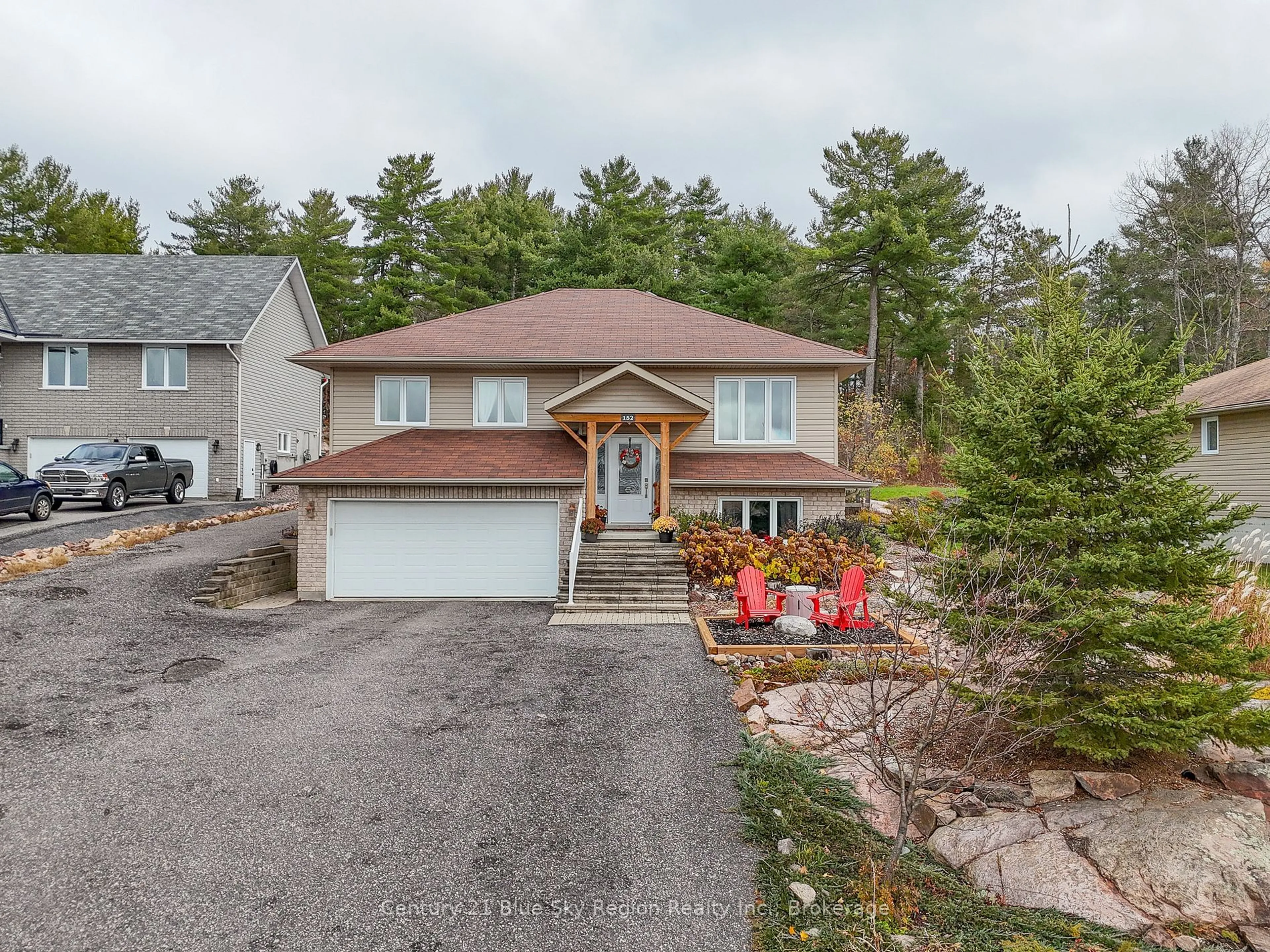 A pic from outside/outdoor area/front of a property/back of a property/a pic from drone, street for 152 FAIRWAY Dr, Callander Ontario P0H 1H0