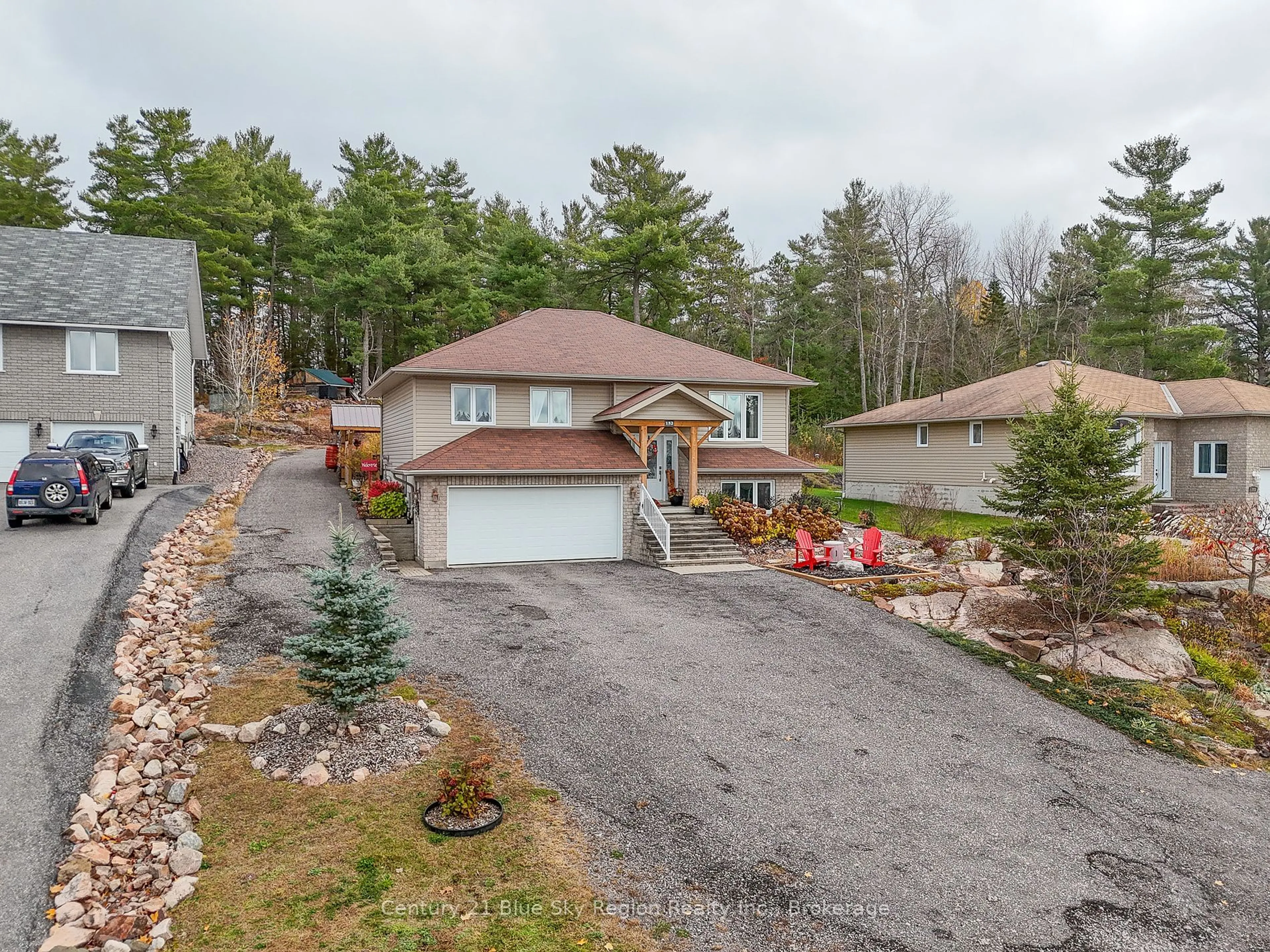 A pic from outside/outdoor area/front of a property/back of a property/a pic from drone, unknown for 152 FAIRWAY Dr, Callander Ontario P0H 1H0