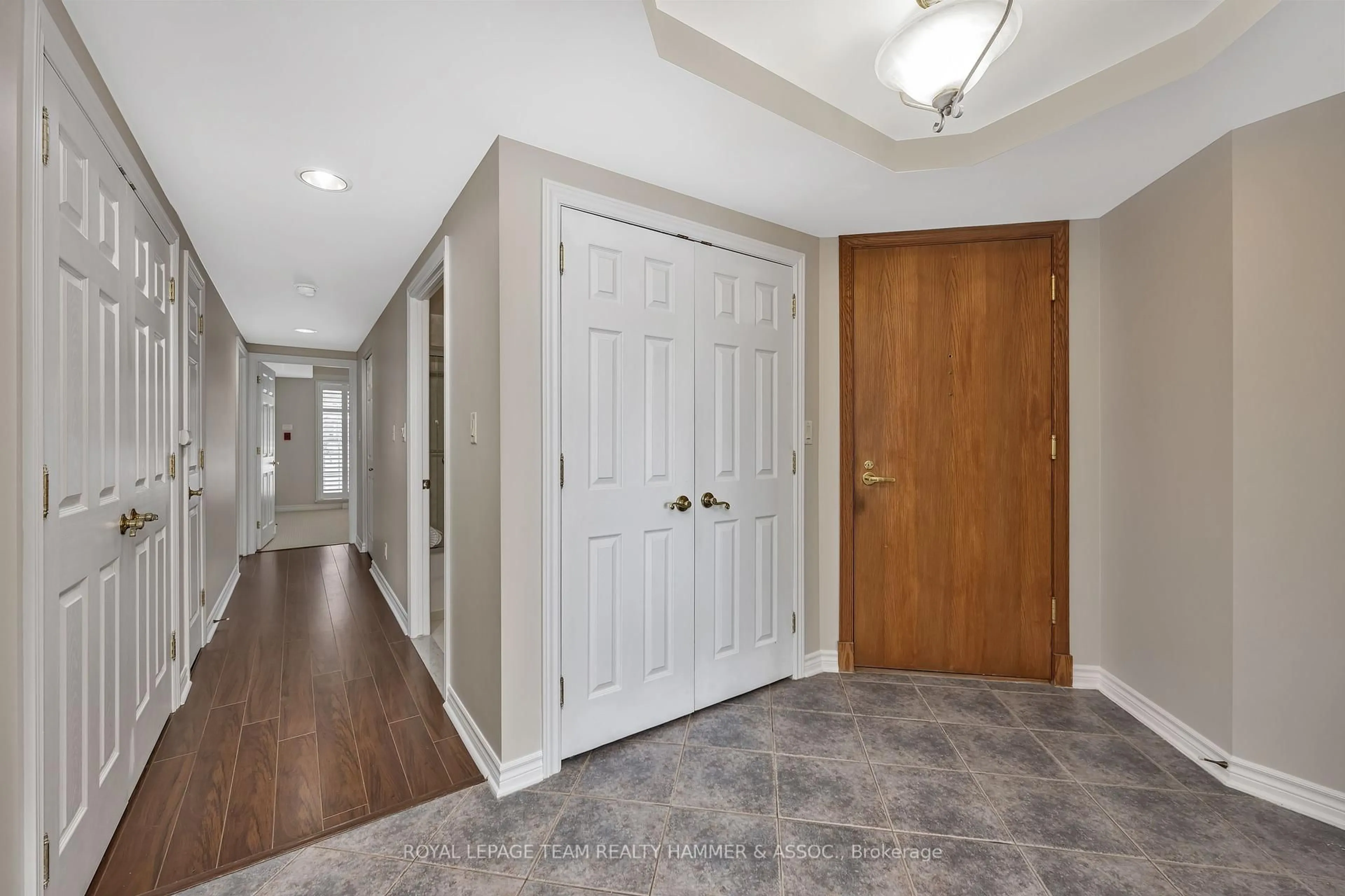 Indoor entryway for 111 Robson Crt #1B, Kanata Ontario K2K 2W1