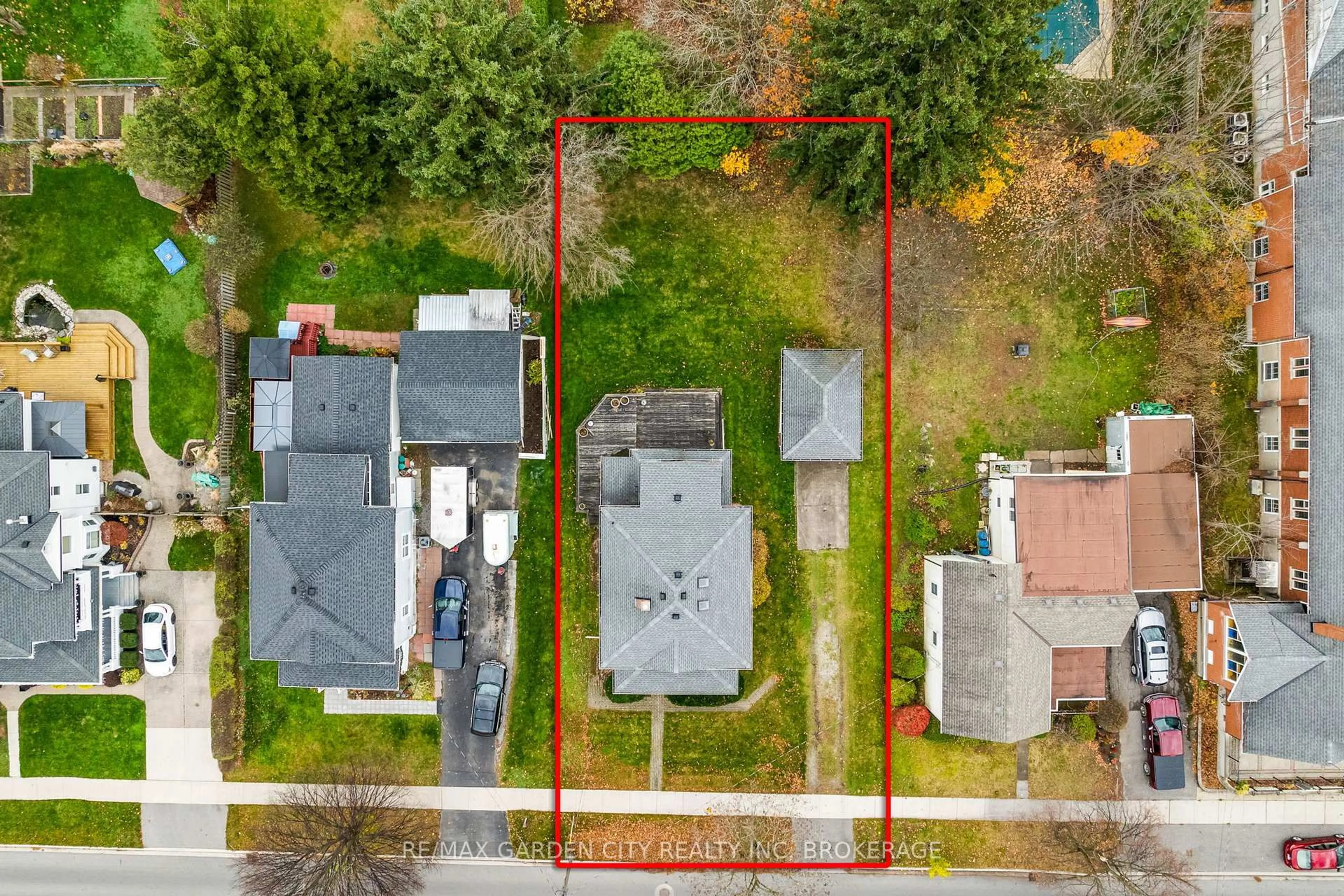 A pic from outside/outdoor area/front of a property/back of a property/a pic from drone, street for 1561 Pelham St, Pelham Ontario L0S 1E3