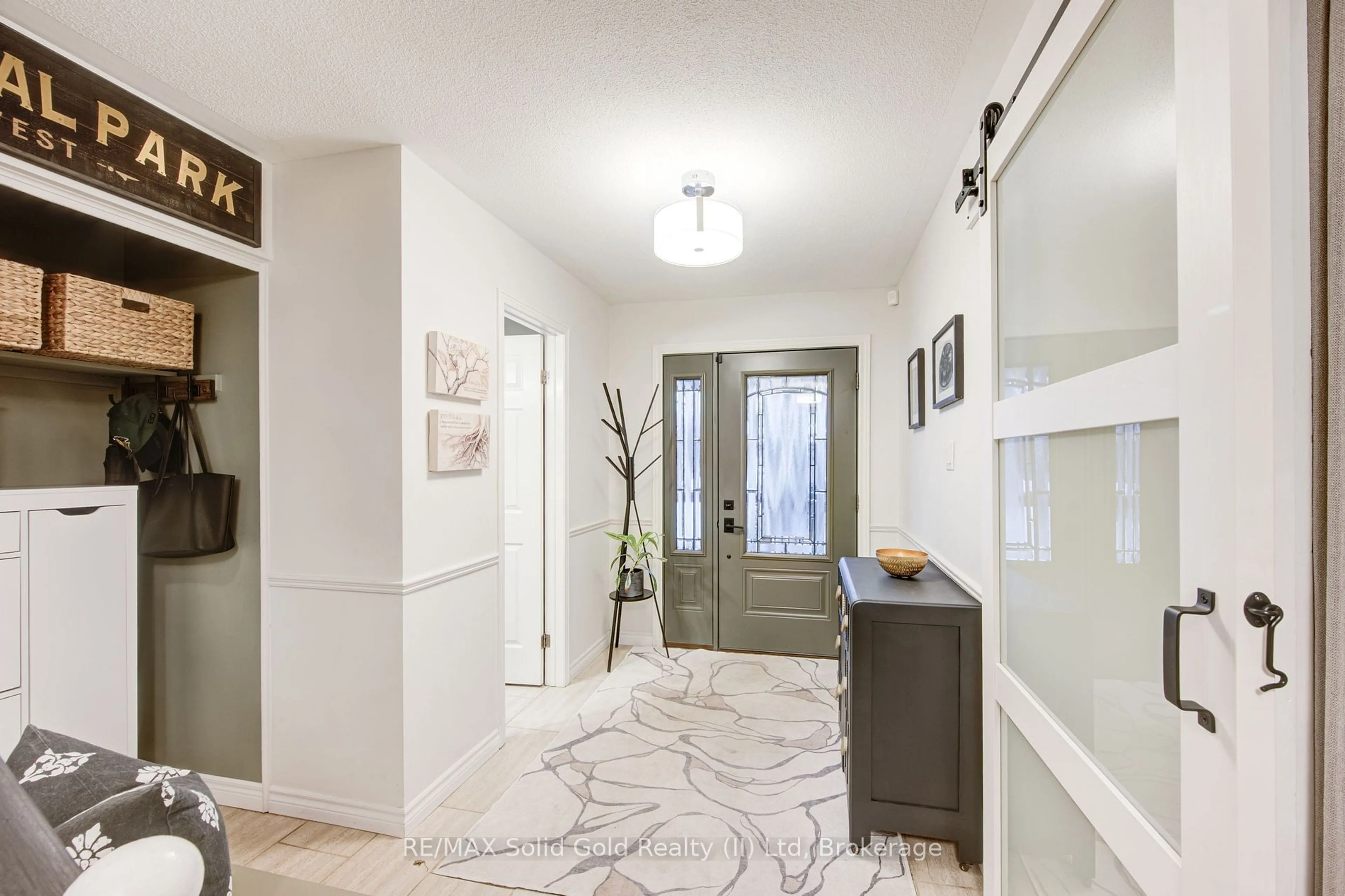 Indoor entryway for 132 Four Oaks Cres, London Ontario N6J 4B7