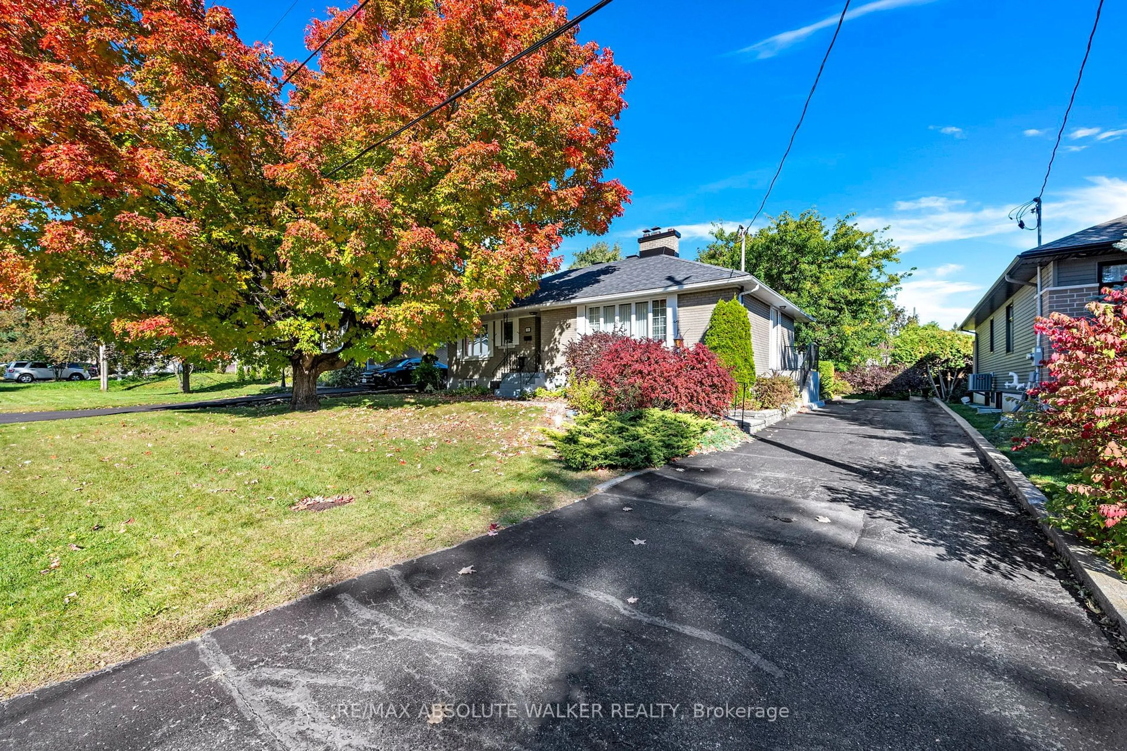 A pic from outside/outdoor area/front of a property/back of a property/a pic from drone, street for 71 CROWNHILL St, Beacon Hill North - South and Area Ontario K1J 7K7