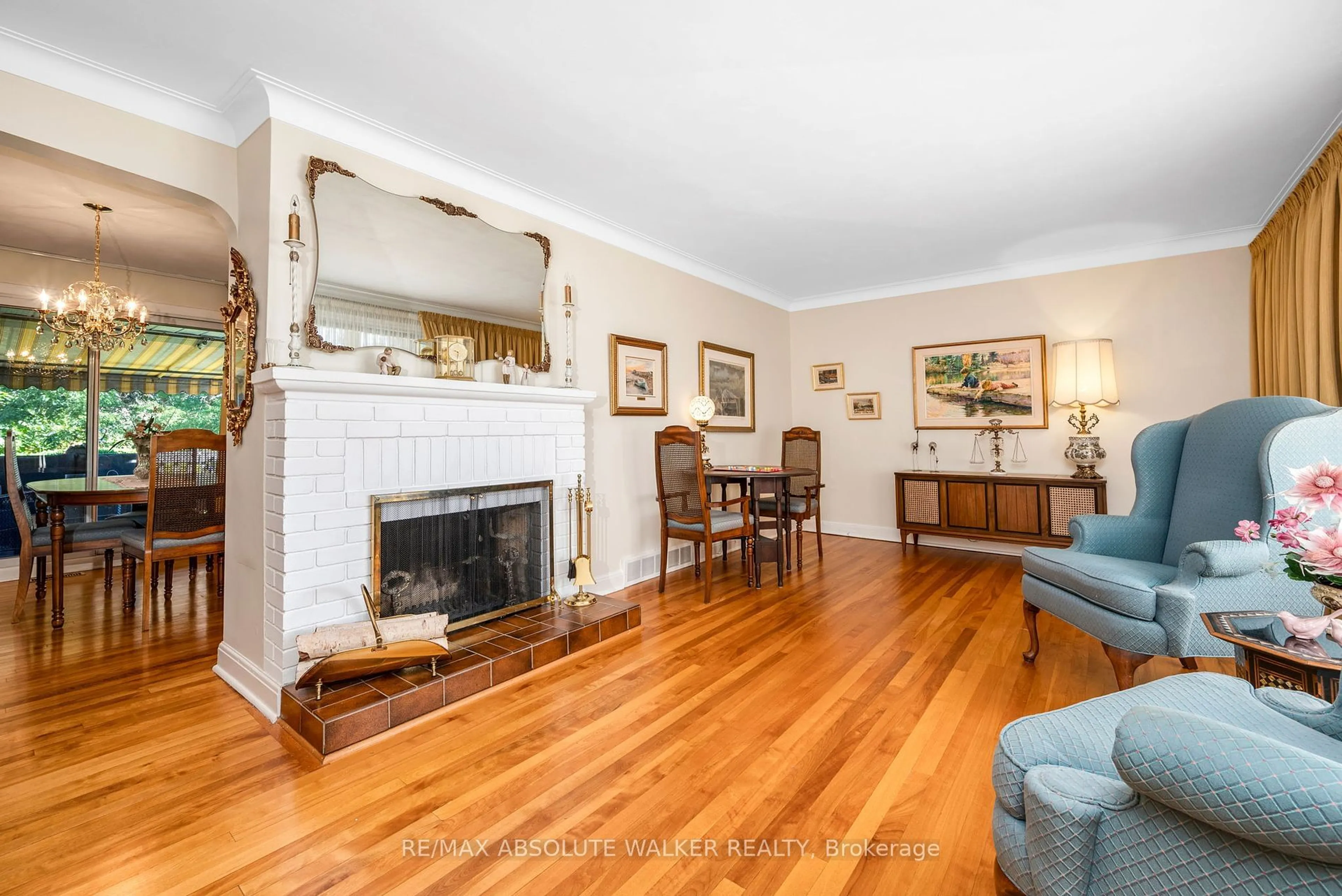 Living room with furniture, wood/laminate floor for 71 CROWNHILL St, Beacon Hill North - South and Area Ontario K1J 7K7