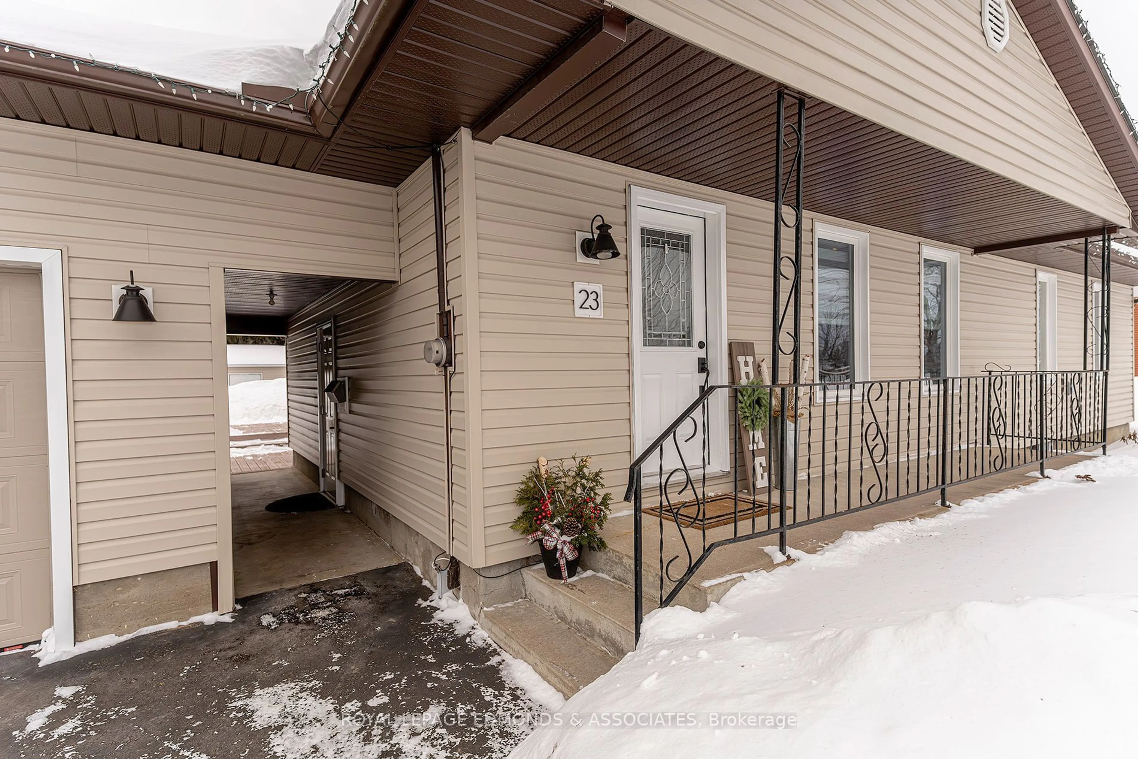 Indoor entryway for 23 Hoffman St, Petawawa Ontario K8H 2J6