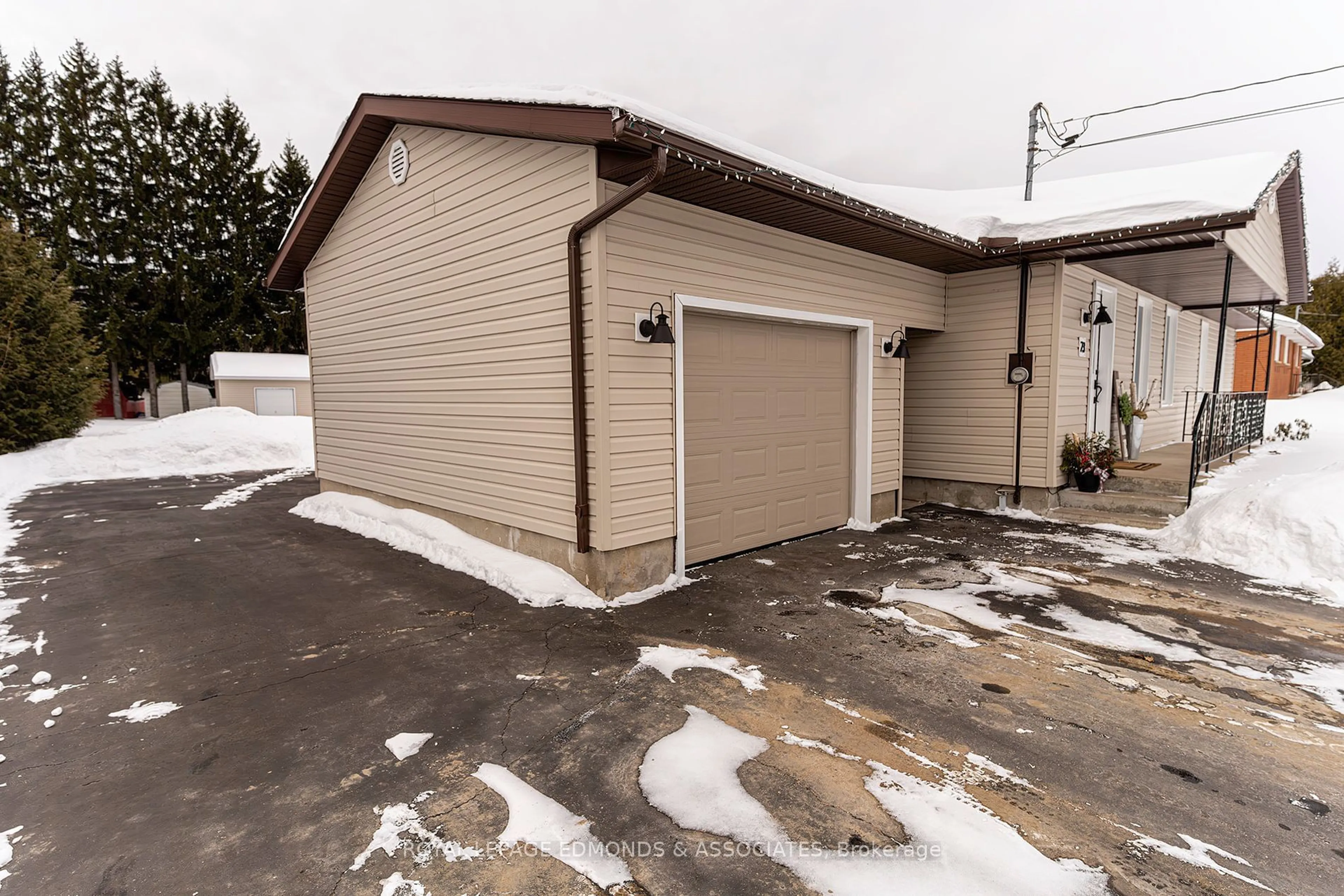 Indoor garage for 23 Hoffman St, Petawawa Ontario K8H 2J6