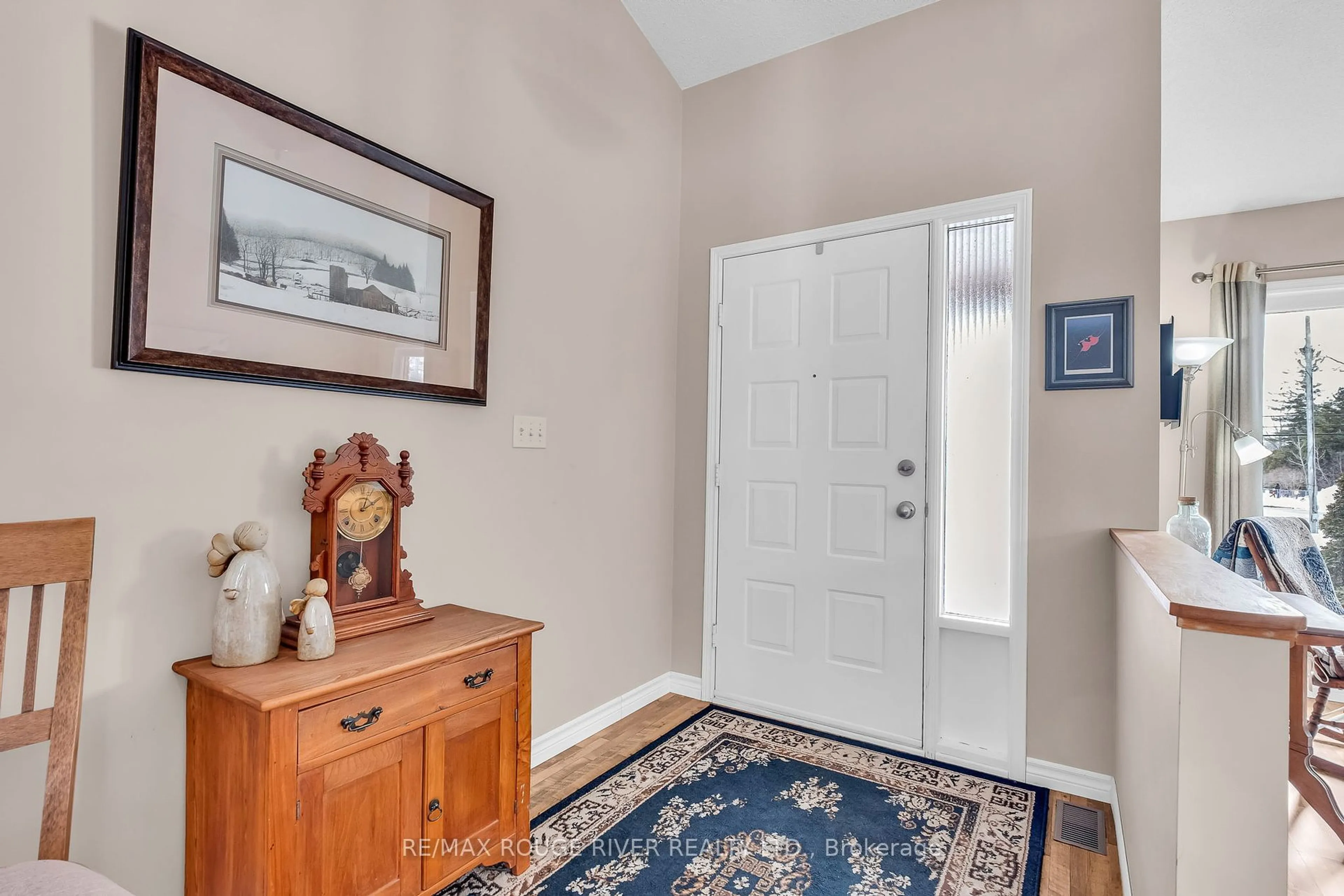 Indoor entryway for 450 King St, Cobourg Ontario K9A 1M6