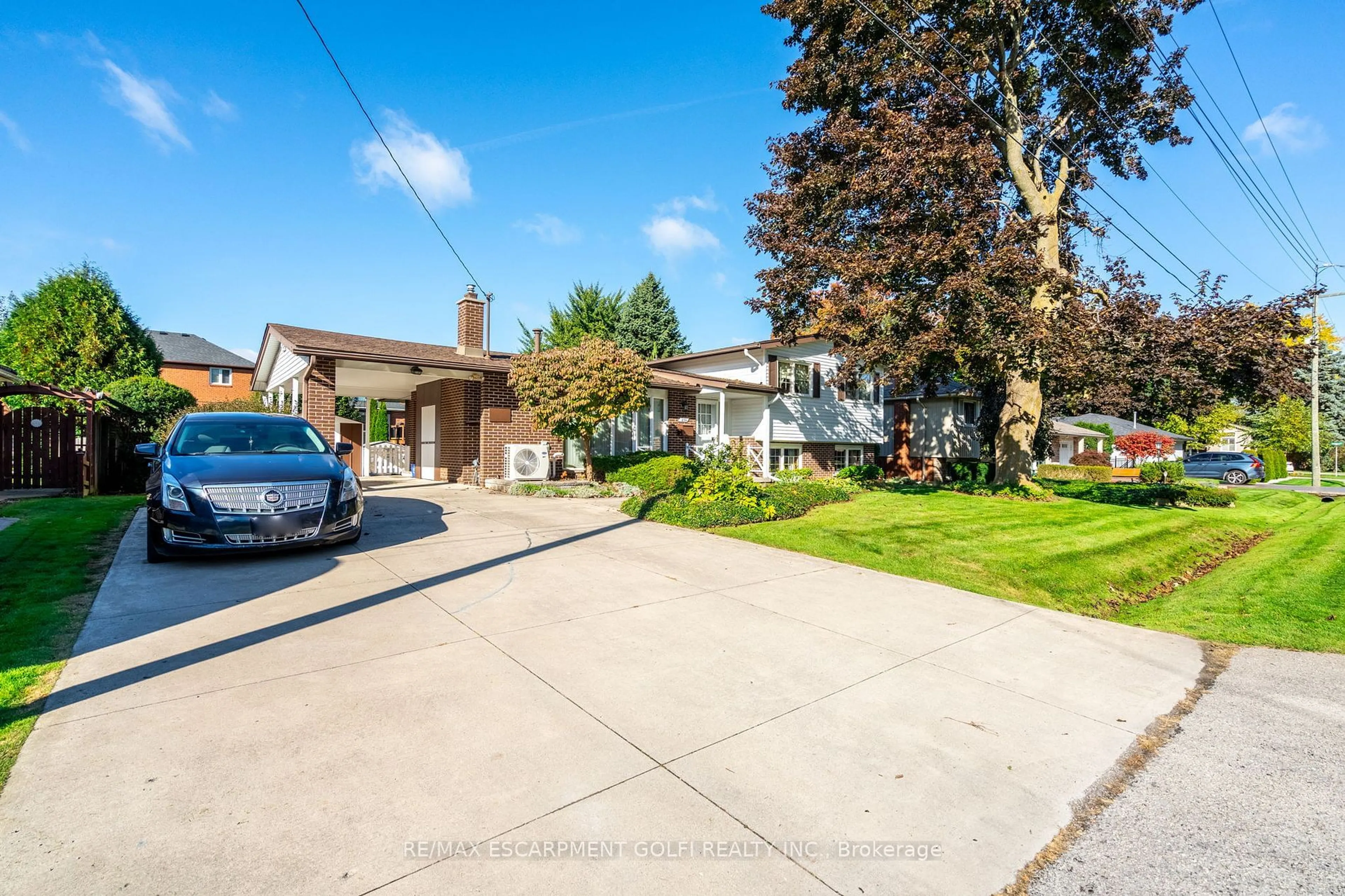 A pic from outside/outdoor area/front of a property/back of a property/a pic from drone, street for 236 Nakoma Rd, Hamilton Ontario L9G 1S9