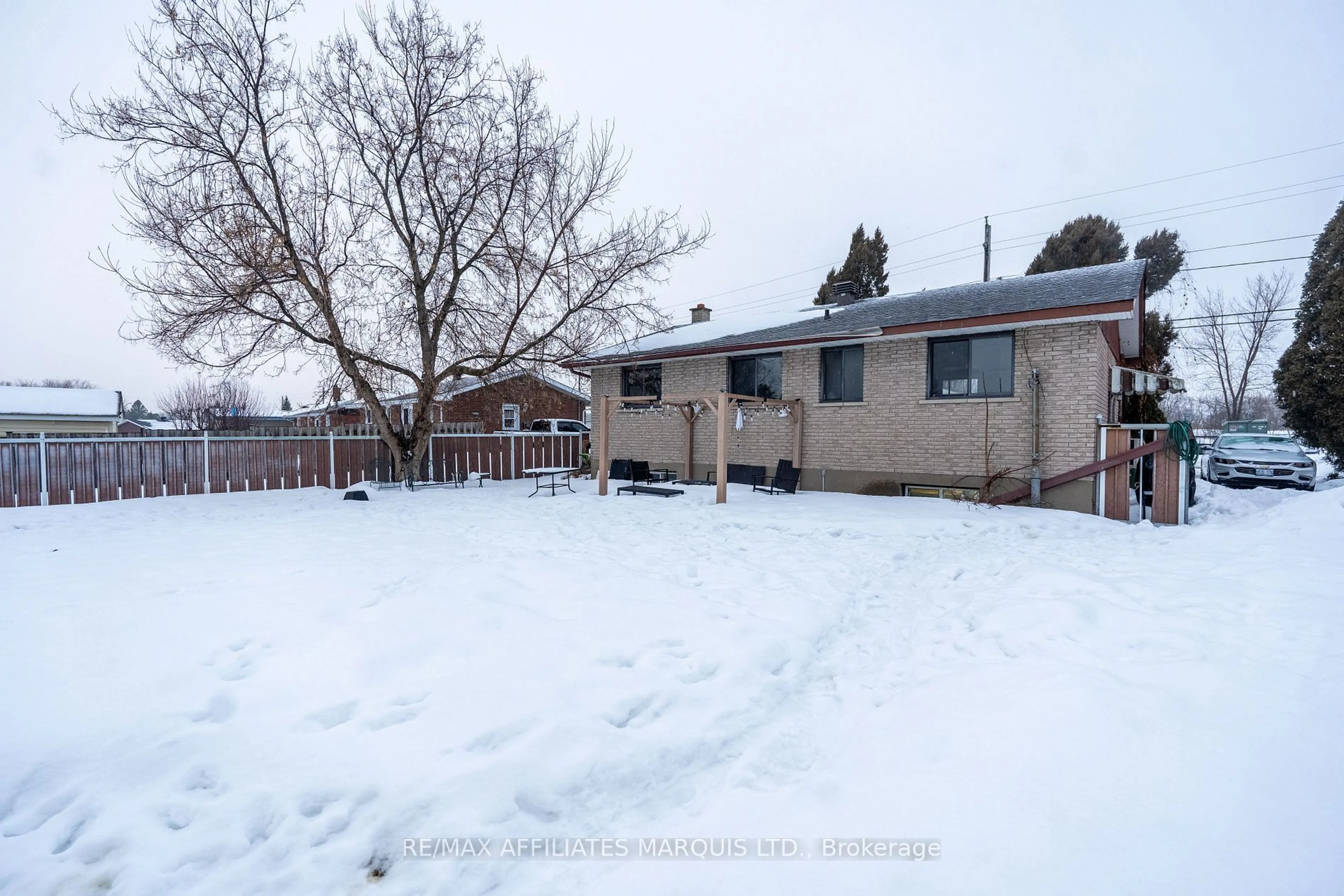 A pic from outside/outdoor area/front of a property/back of a property/a pic from drone, street for 316 Balmoral Ave, Cornwall Ontario K6H 3G7