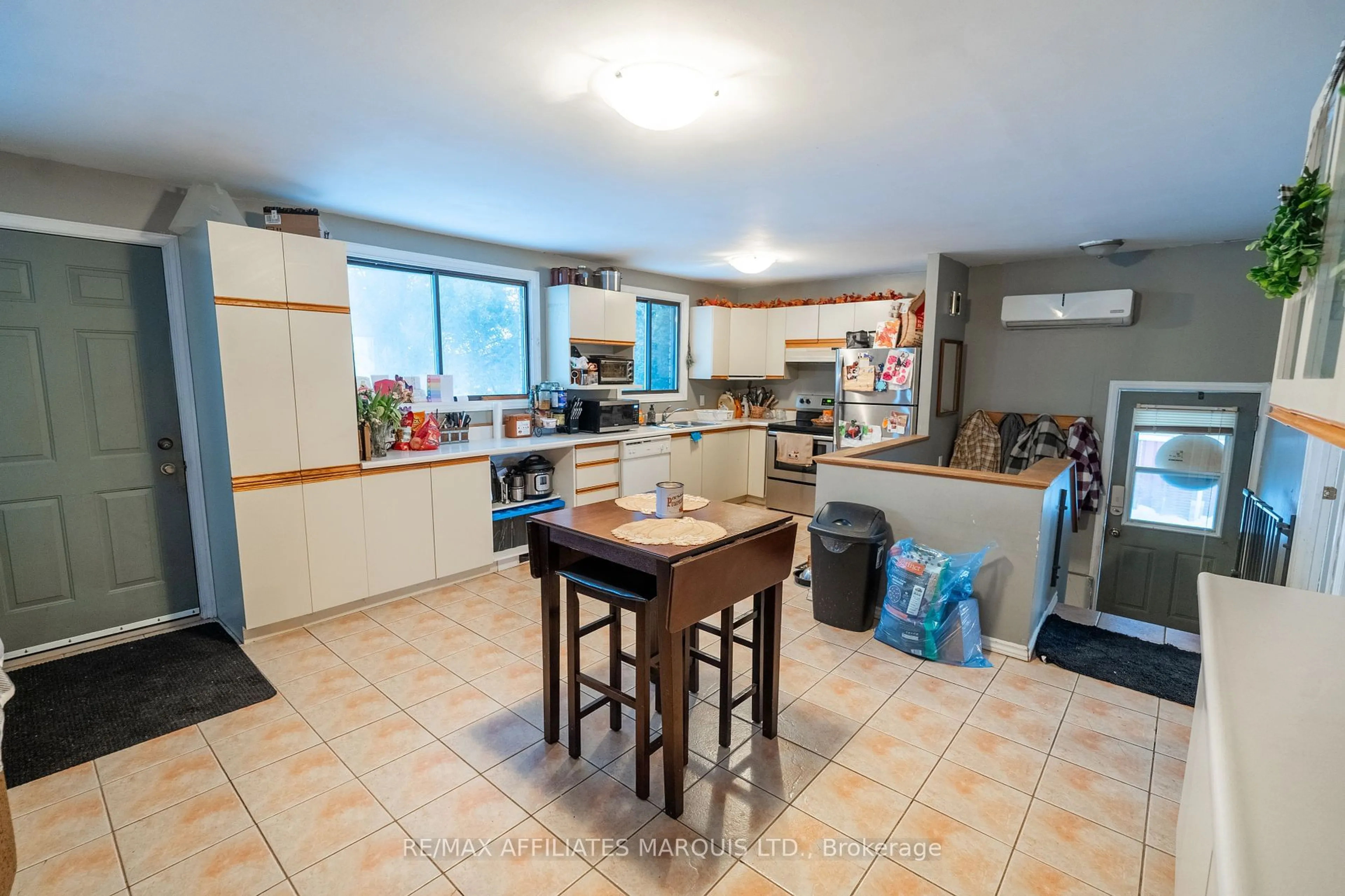 Standard kitchen, unknown for 316 Balmoral Ave, Cornwall Ontario K6H 3G7