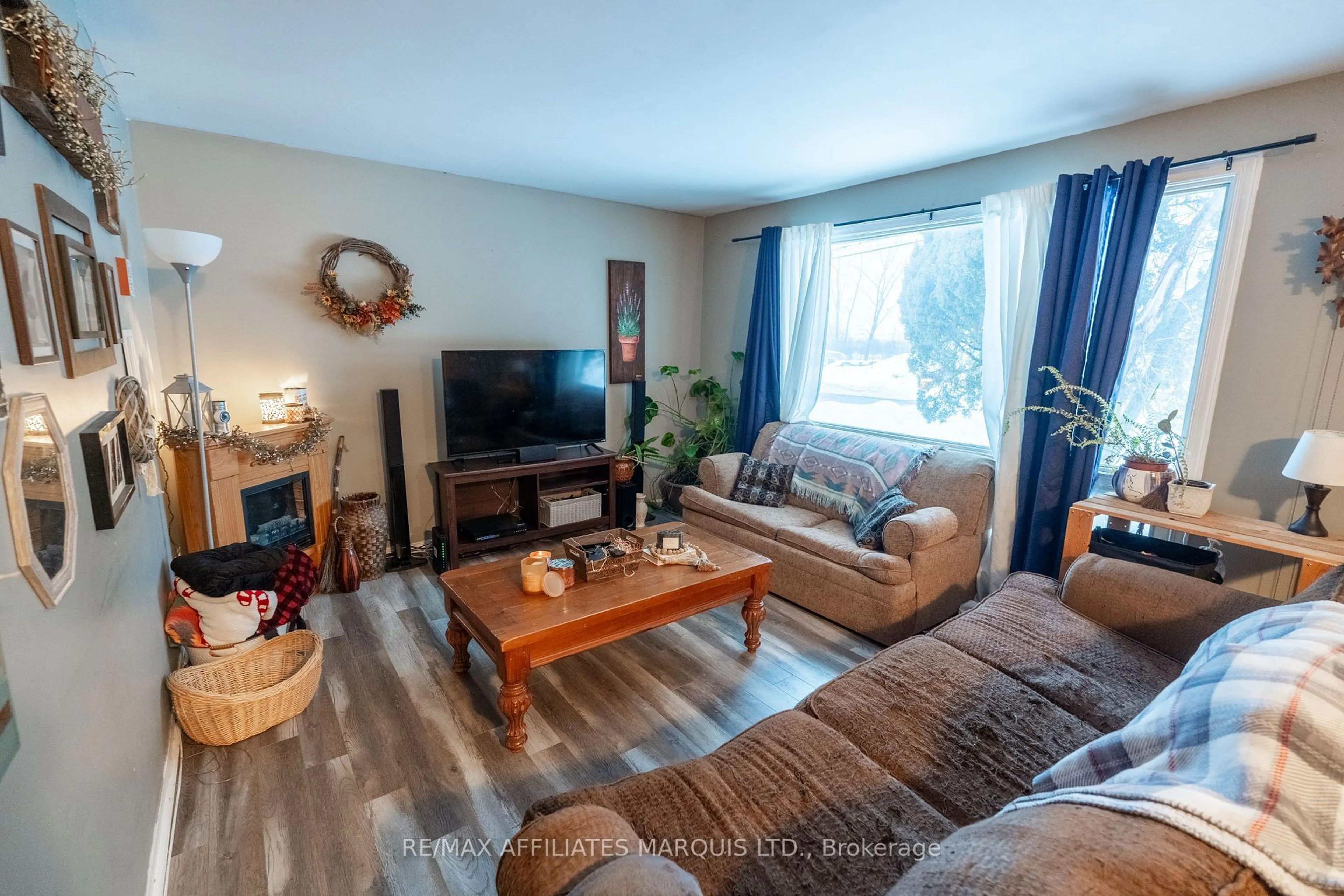 Living room with furniture, wood/laminate floor for 316 Balmoral Ave, Cornwall Ontario K6H 3G7