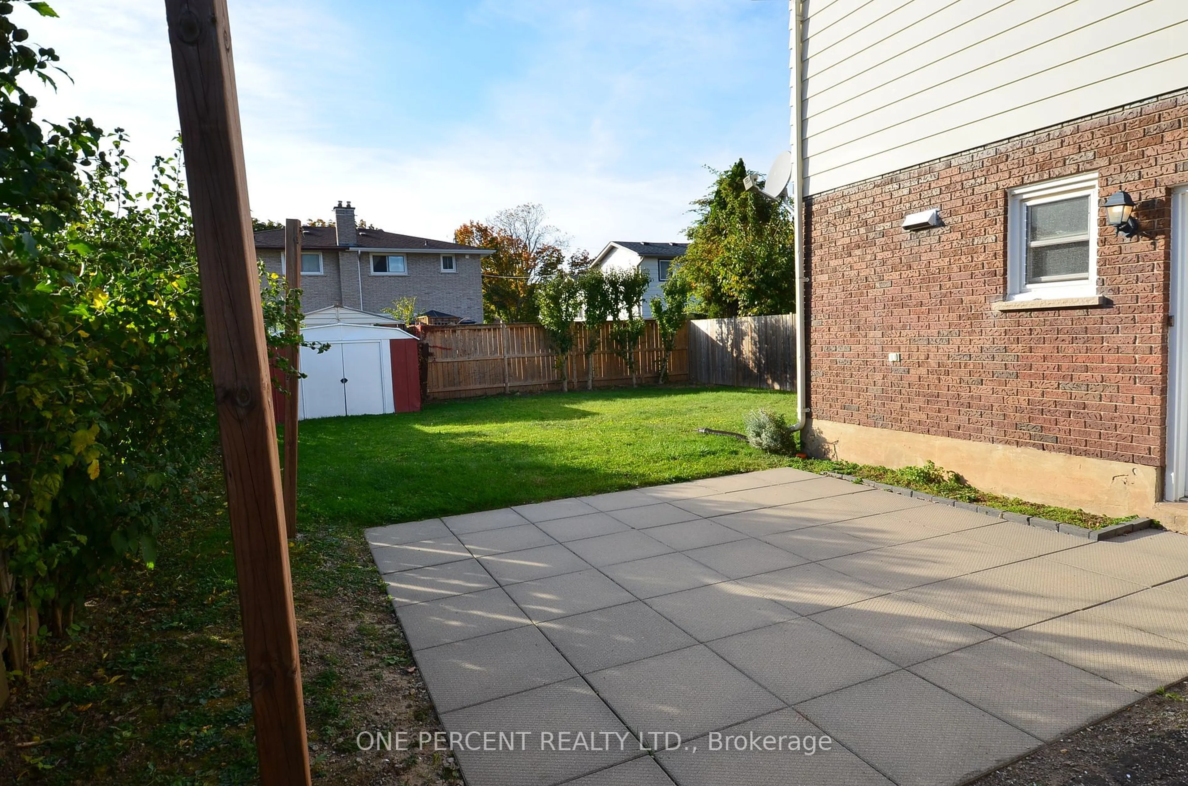 A pic from outside/outdoor area/front of a property/back of a property/a pic from drone, street for 40 Westfield Dr, St. Catharines Ontario L2N 5Z6