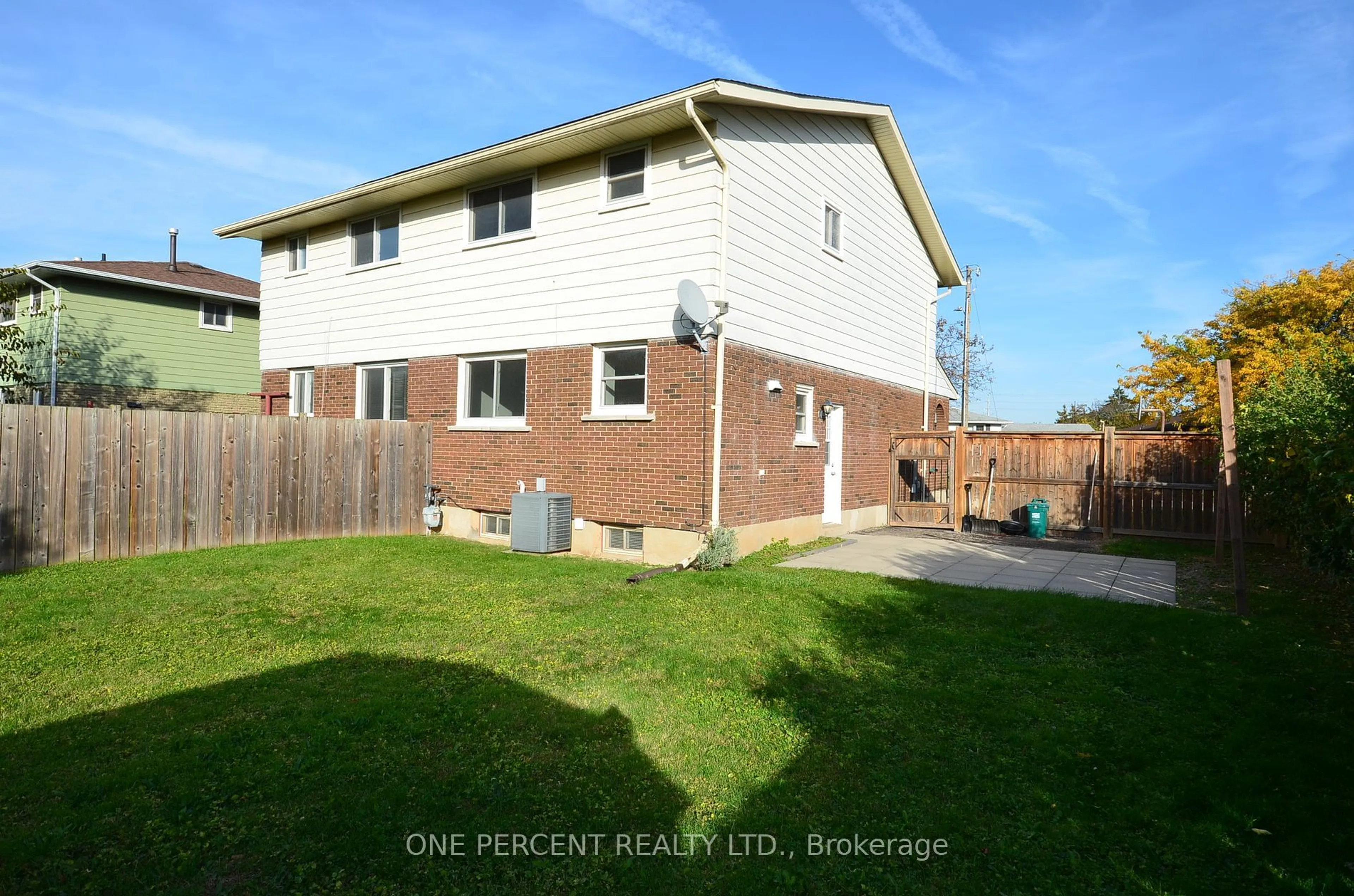 A pic from outside/outdoor area/front of a property/back of a property/a pic from drone, street for 40 Westfield Dr, St. Catharines Ontario L2N 5Z6