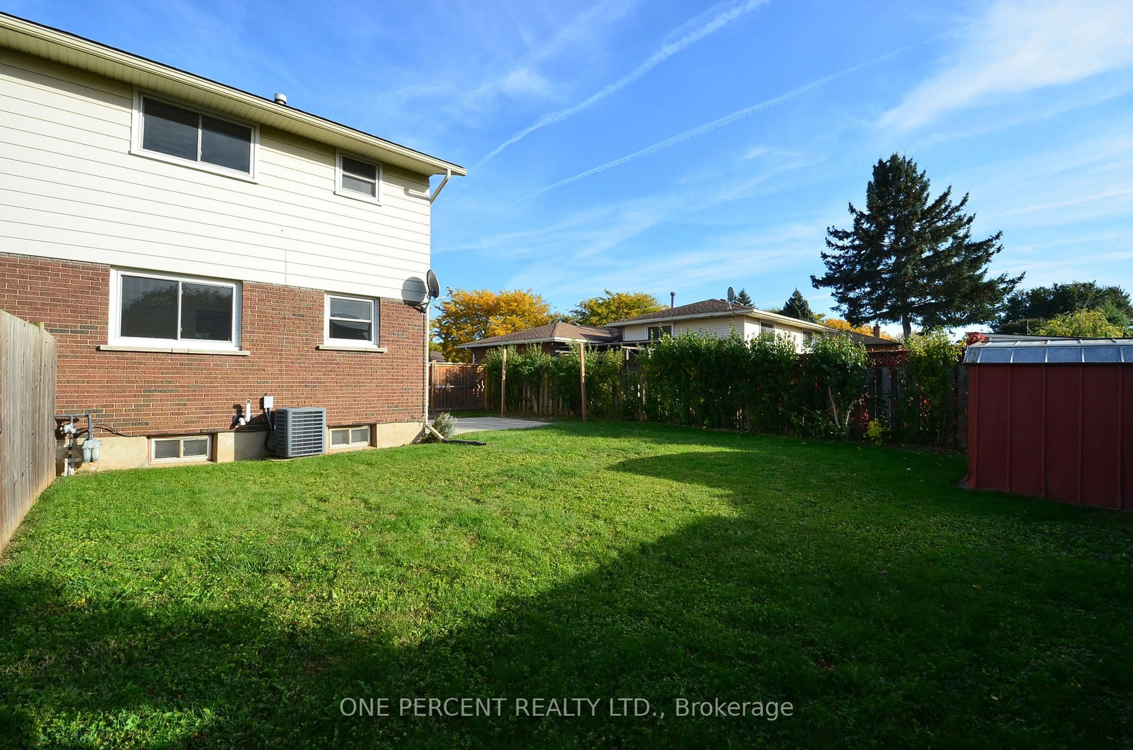 A pic from outside/outdoor area/front of a property/back of a property/a pic from drone, street for 40 Westfield Dr, St. Catharines Ontario L2N 5Z6