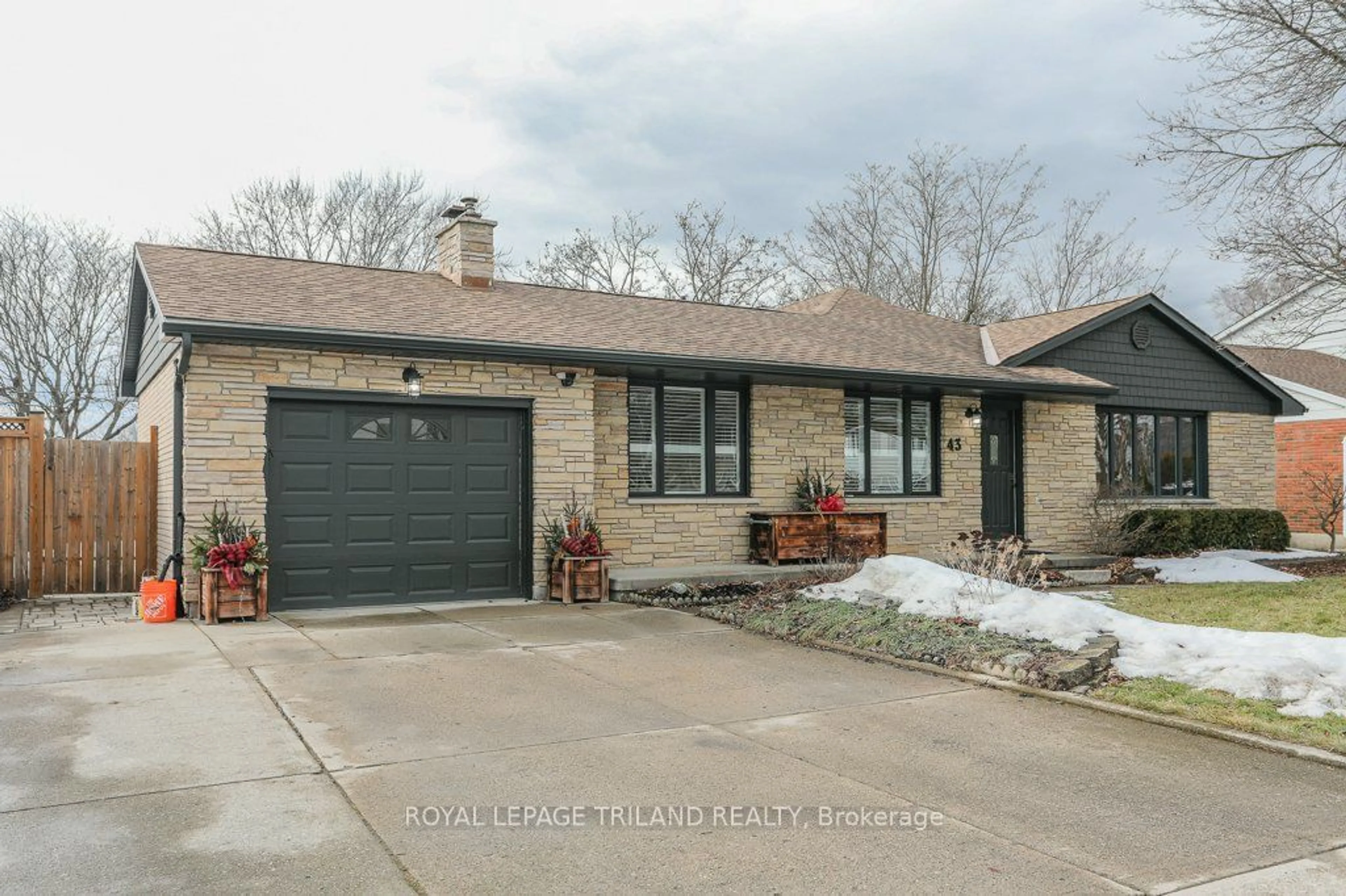 Home with brick exterior material, street for 43 Rhonda Crt, St. Thomas Ontario N5R 4W9