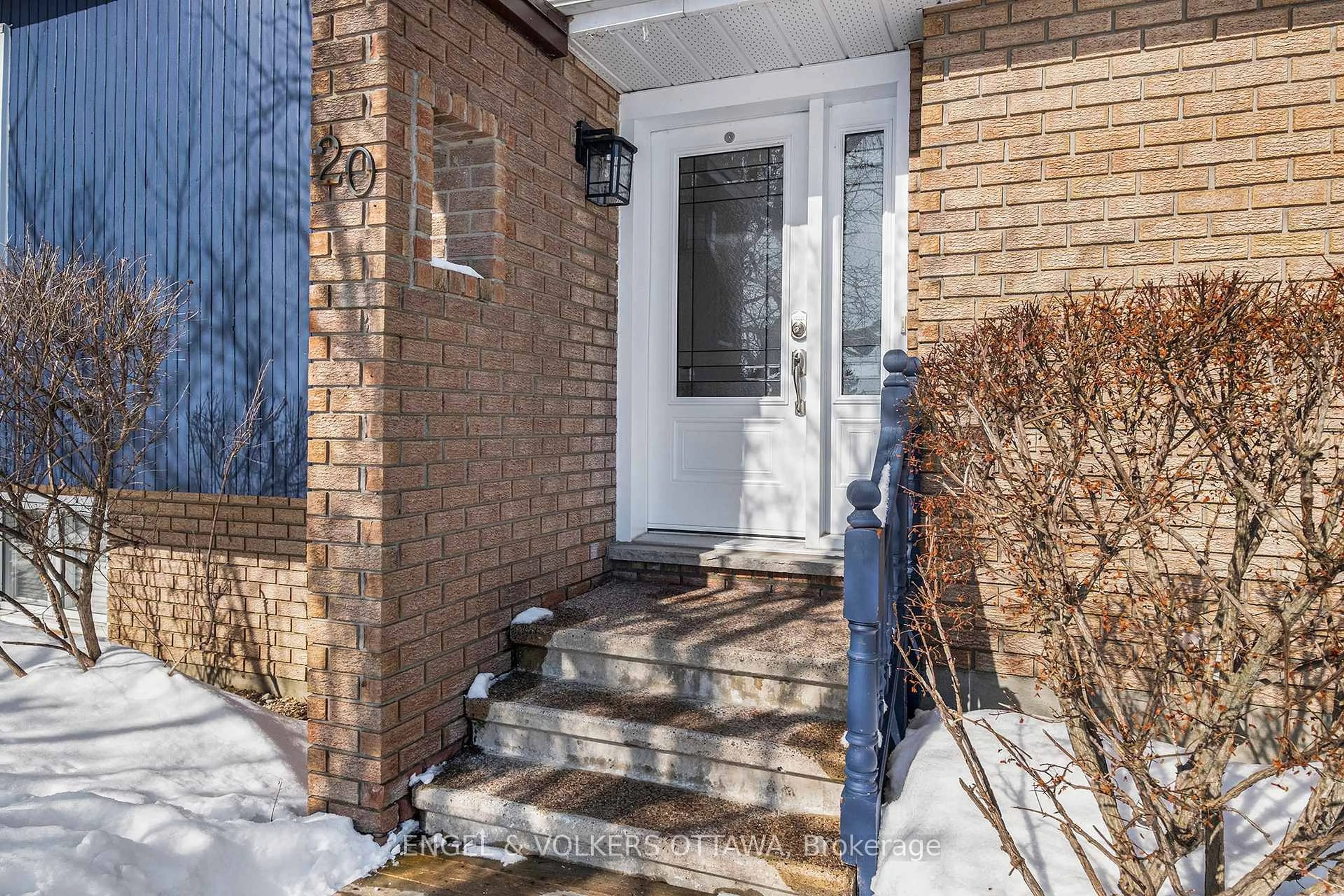 Indoor entryway for 20 Albert St, Russell Ontario K0A 1W0