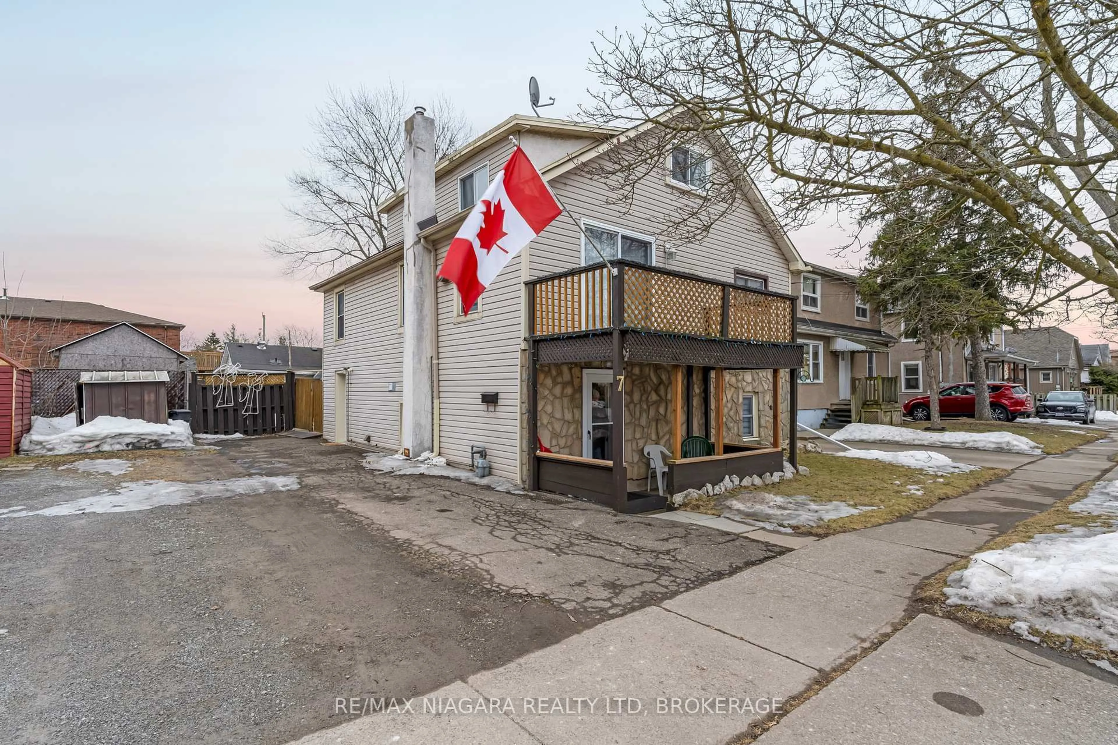 A pic from outside/outdoor area/front of a property/back of a property/a pic from drone, street for 7 Balmoral Ave, Welland Ontario L3B 1S5