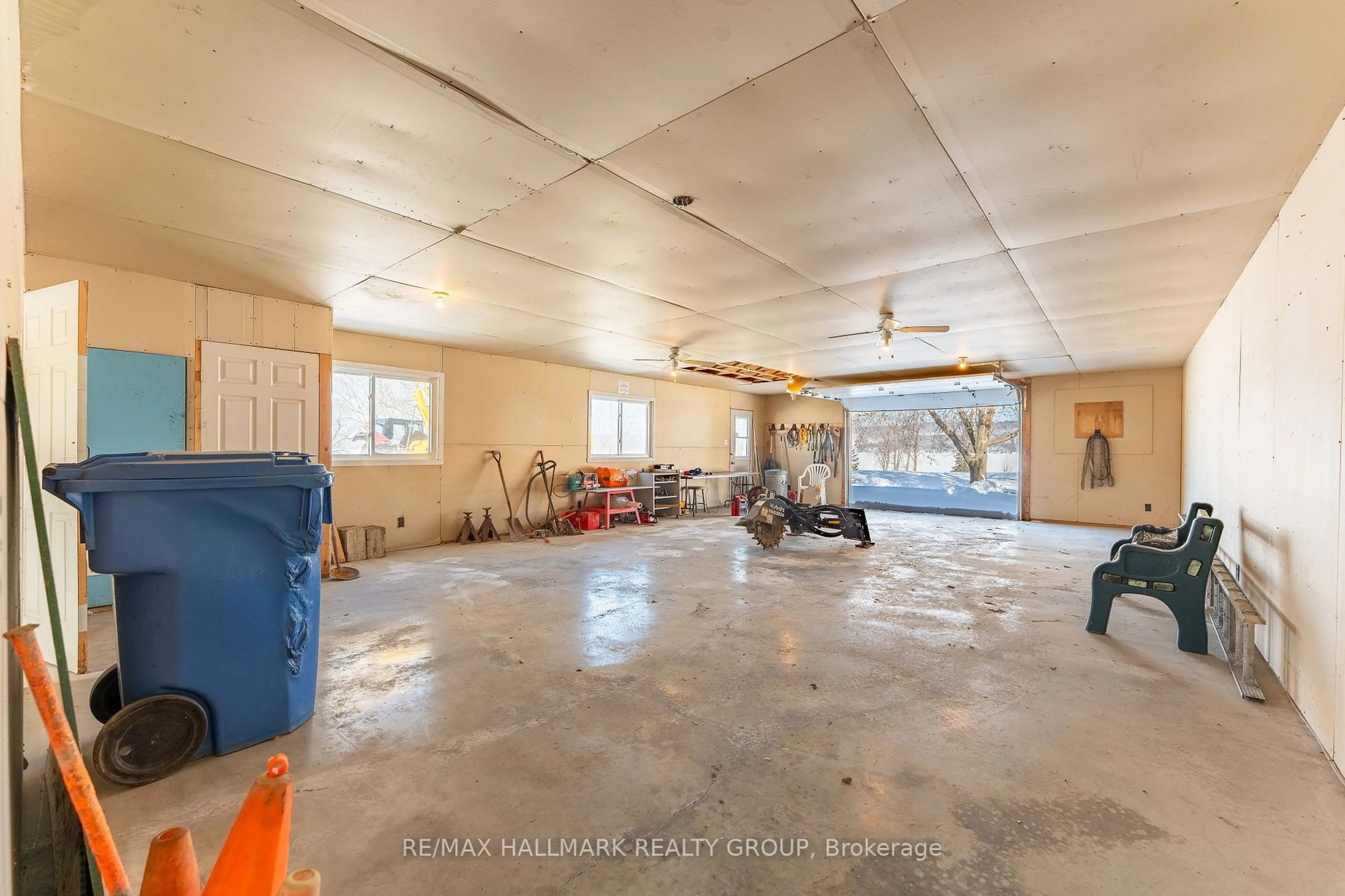 Indoor garage for 1050 Bay Rd, Champlain Ontario K0B 1K0