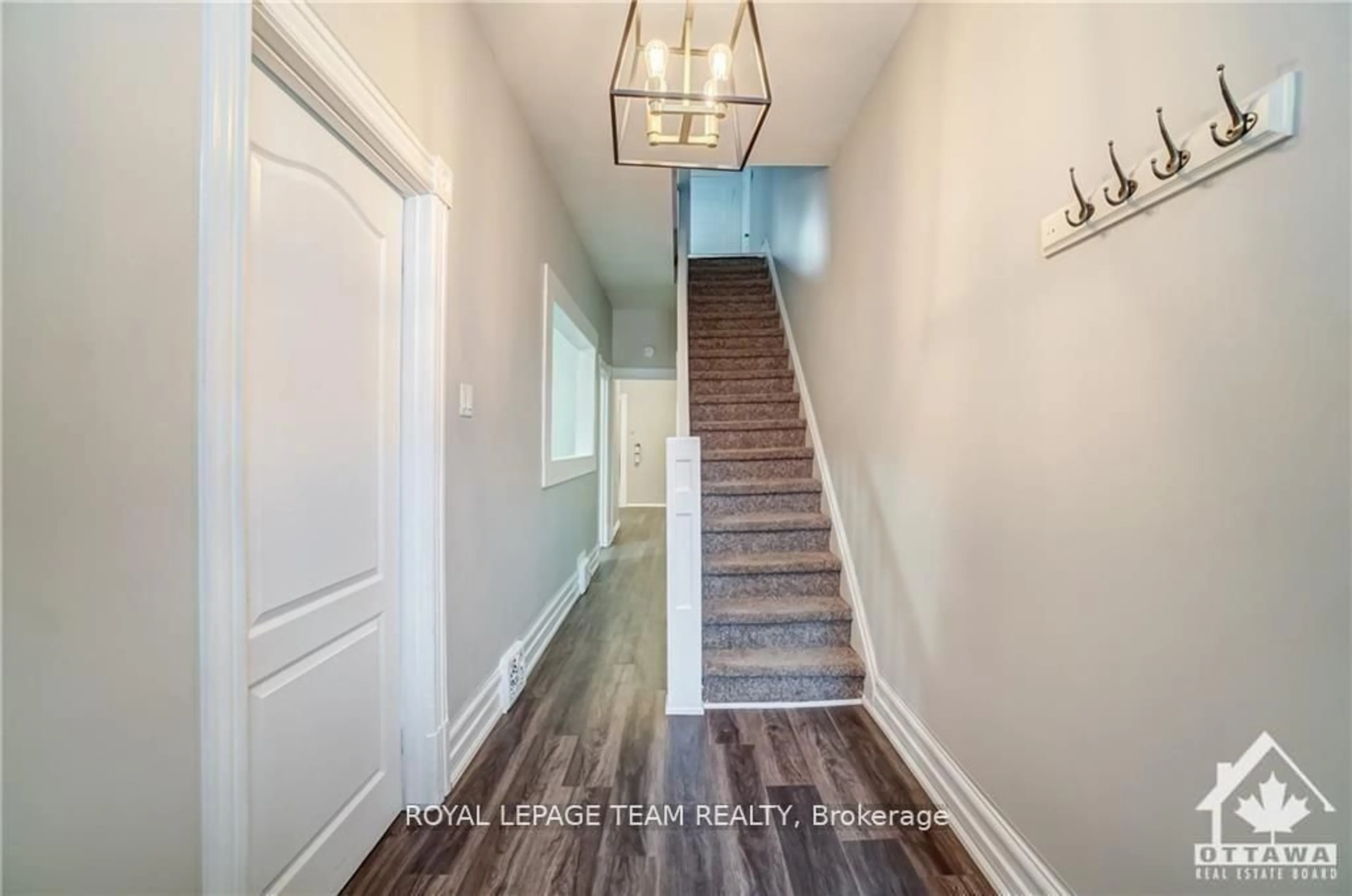 Indoor entryway for 308-310 CUMBERLAND St, Lower Town - Sandy Hill Ontario K1N 7H9