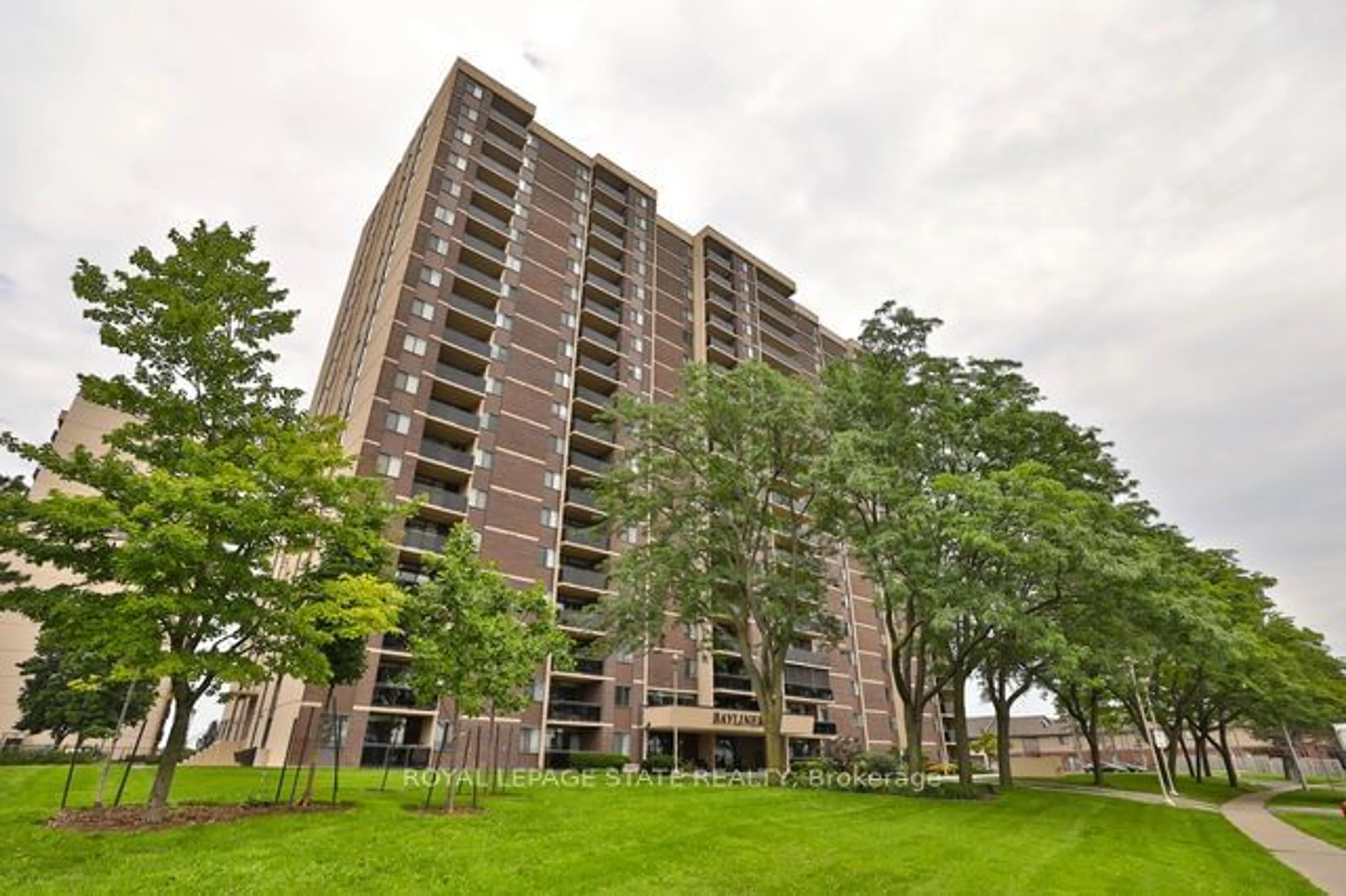 Patio, building for 301 Frances Ave #1701, Hamilton Ontario L8E 3W6