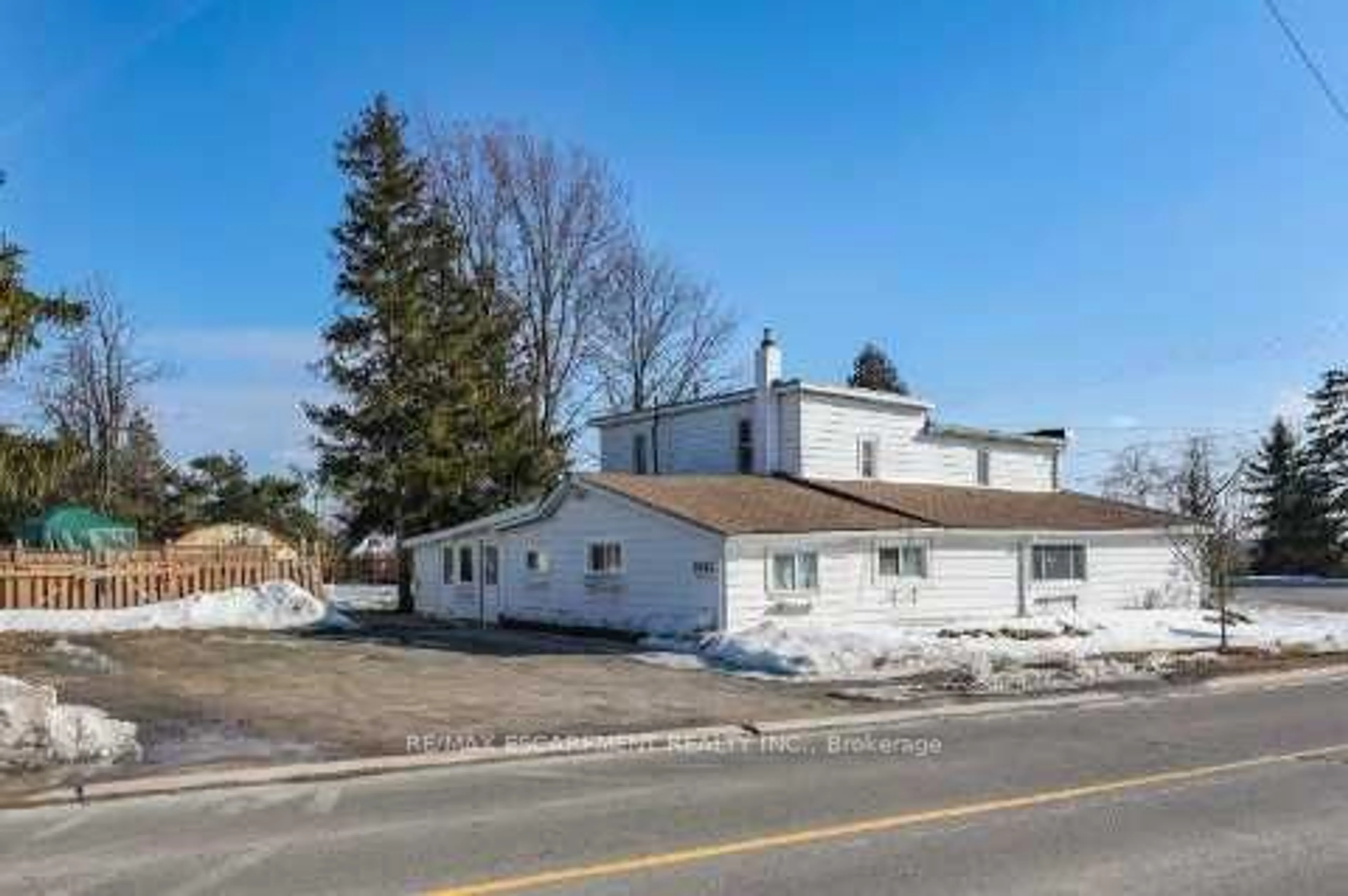 A pic from outside/outdoor area/front of a property/back of a property/a pic from drone, unknown for 1047 Ridge Rd, Hamilton Ontario L8J 2X4