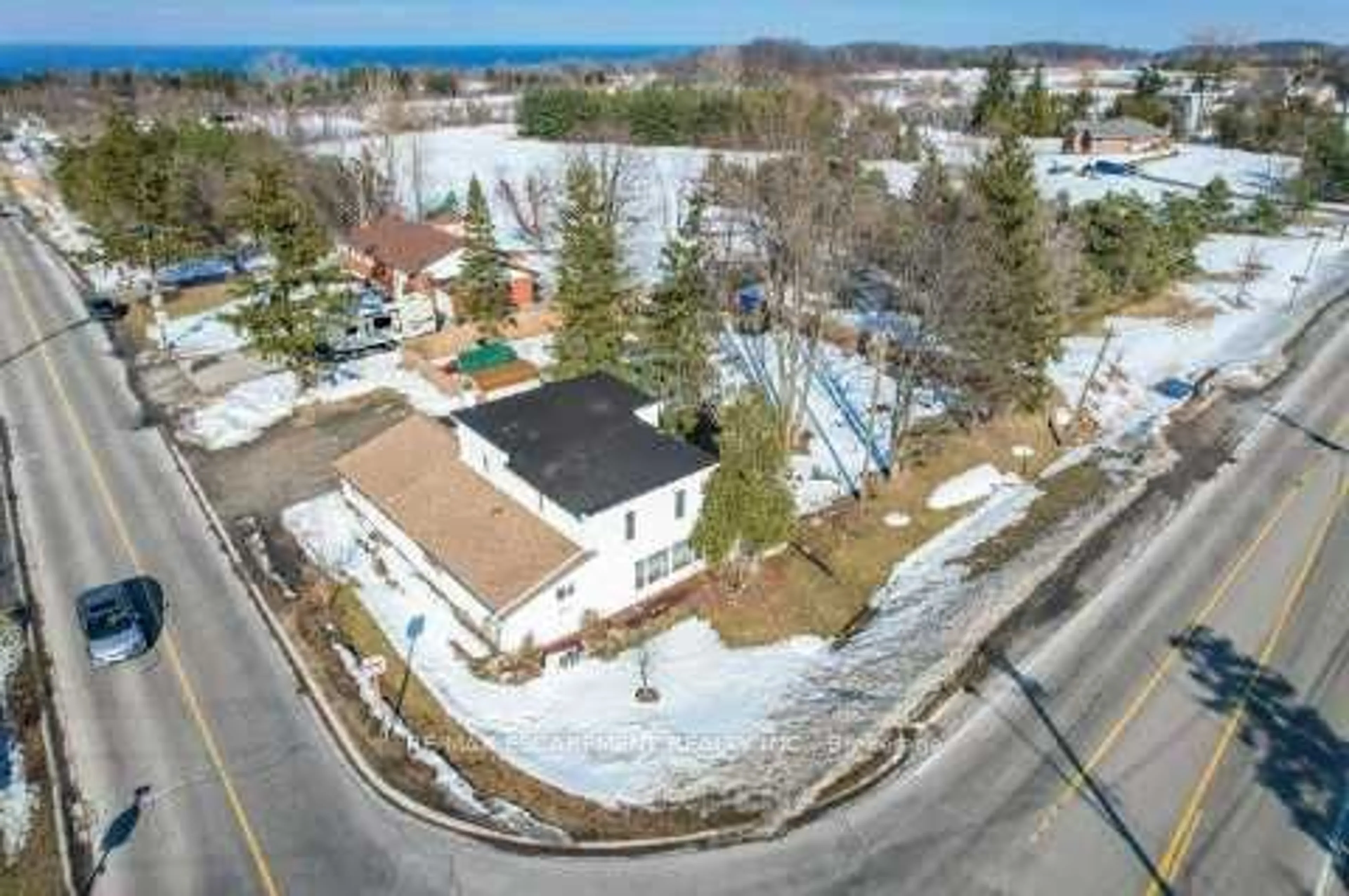 A pic from outside/outdoor area/front of a property/back of a property/a pic from drone, street for 1047 Ridge Rd, Hamilton Ontario L8J 2X4