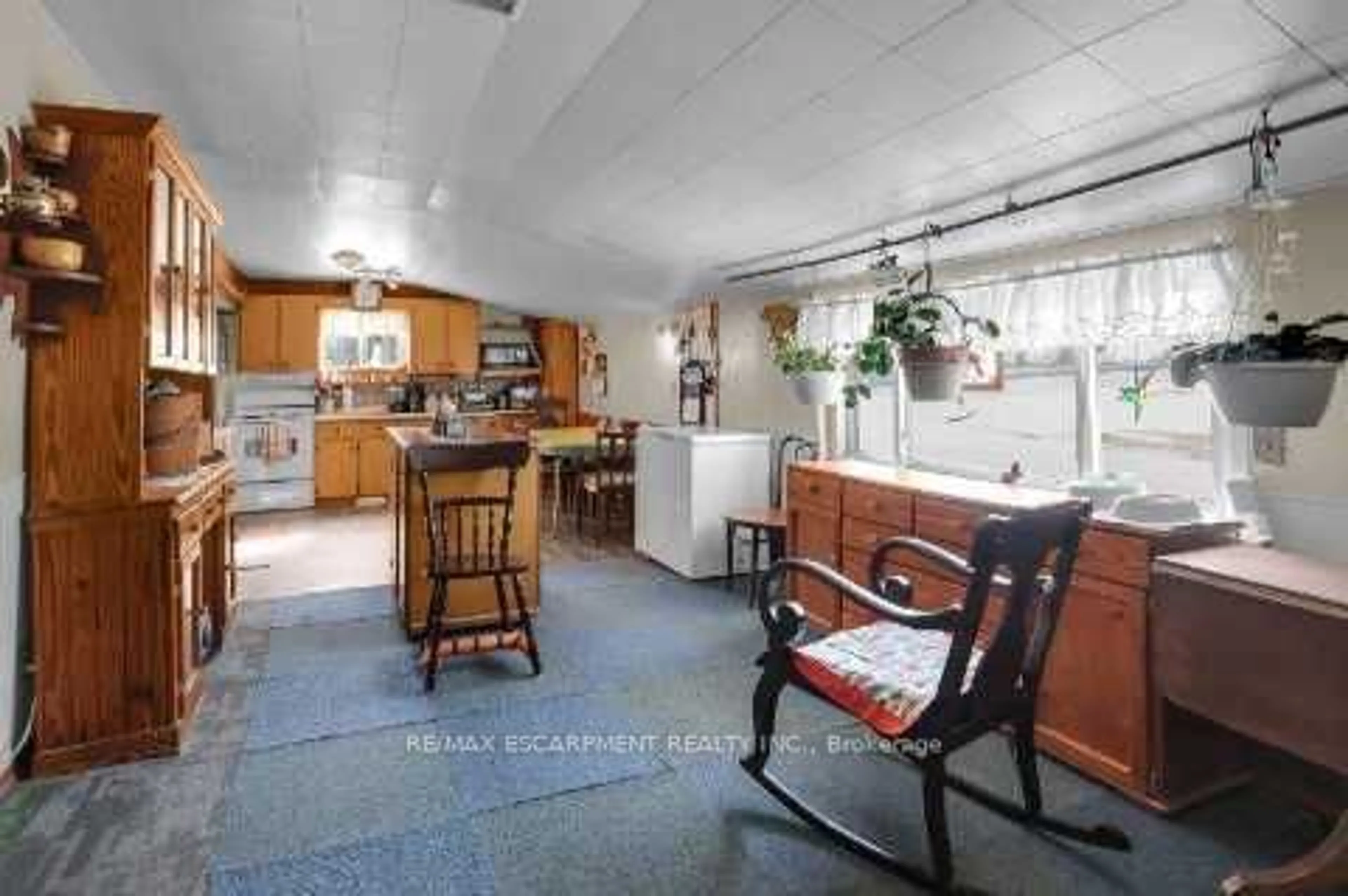 Standard kitchen, ceramic/tile floor for 1047 Ridge Rd, Hamilton Ontario L8J 2X4